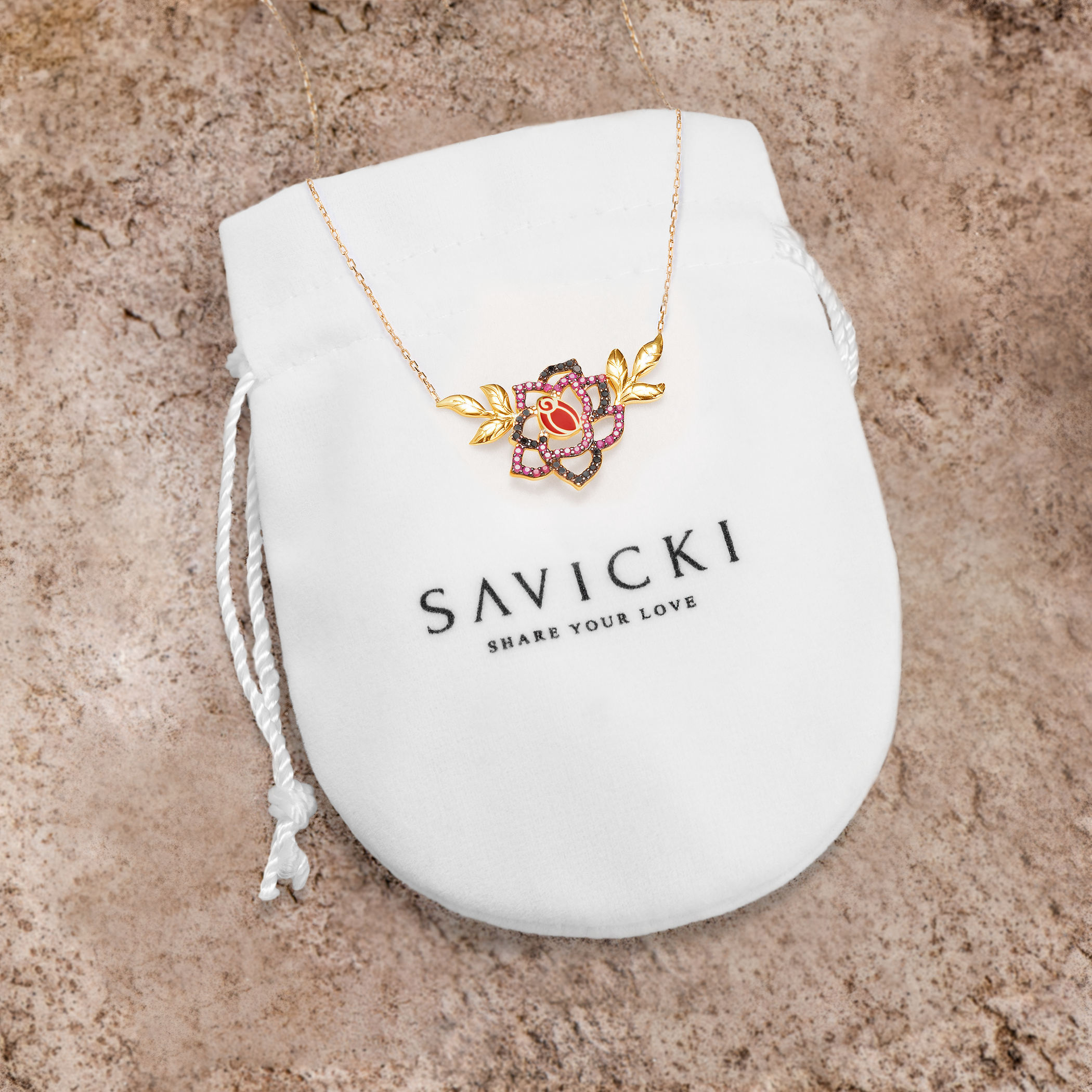 Naszyjnik kwiat Savicki: złoty, czarne diamenty, rubiny