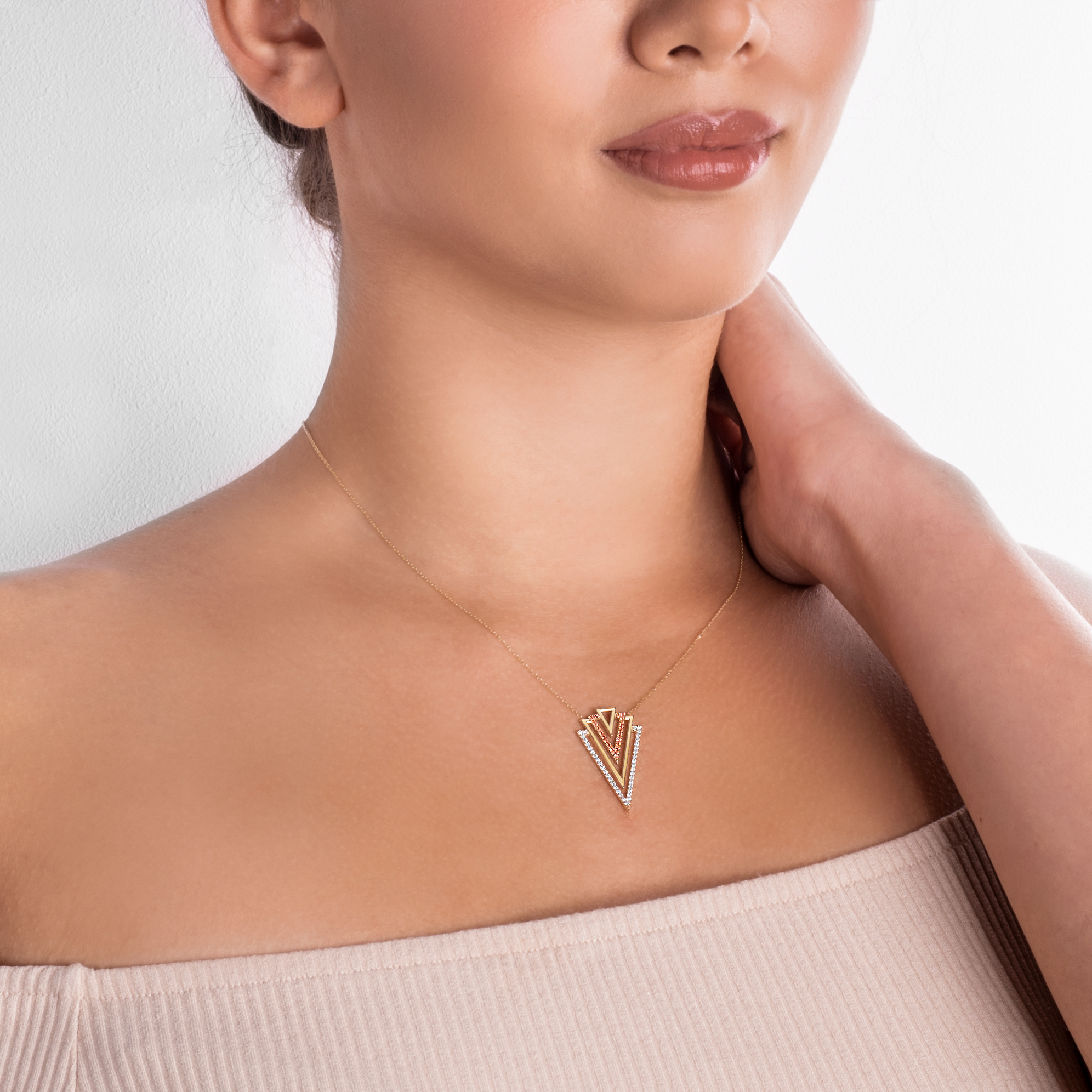 Naszyjnik trójkąty Savicki: złoty, diamenty, pomarańczowe szafiry