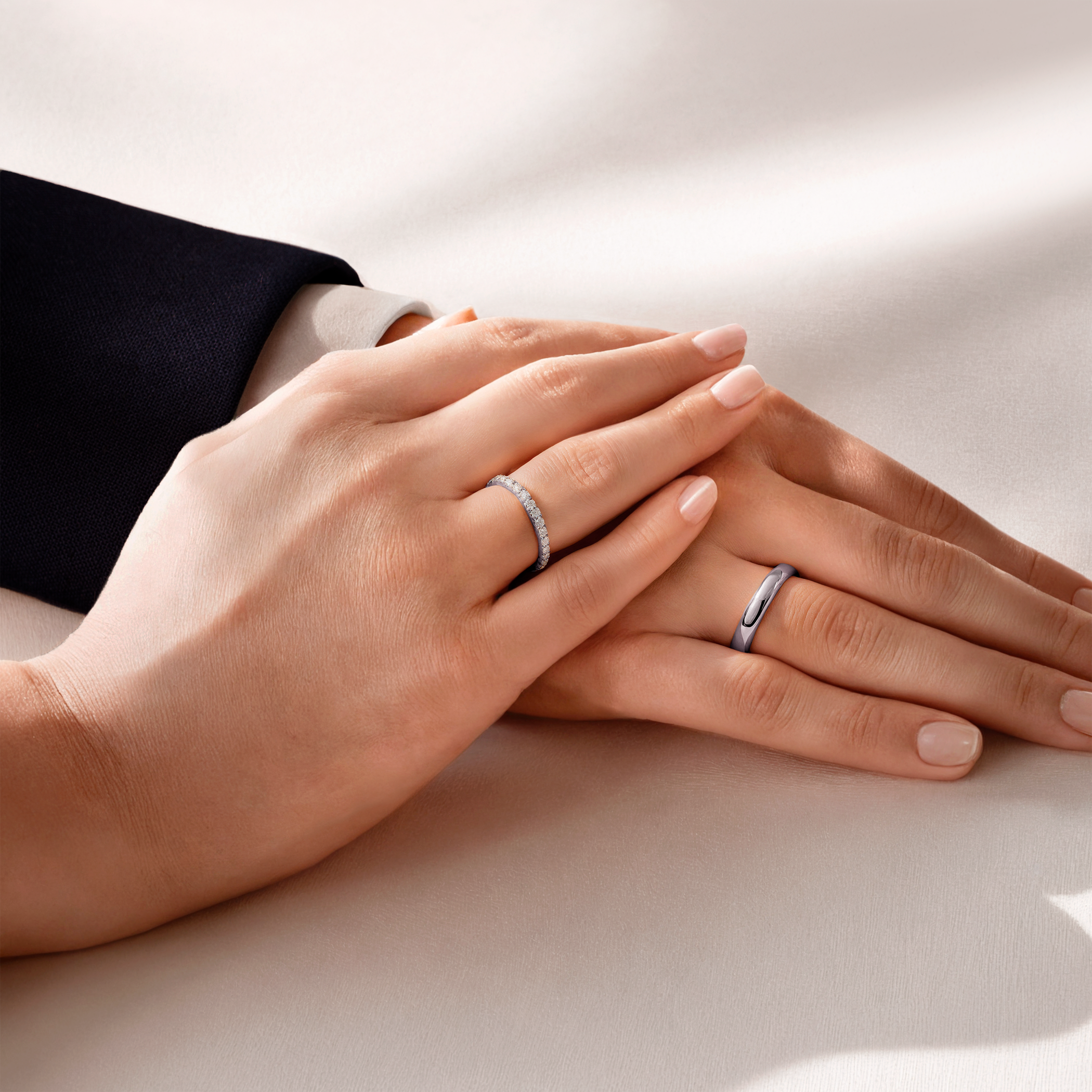 Obrączki ślubne The Light: białe złoto, diamenty, półokrągłe, 1,5 mm i 3,5 mm