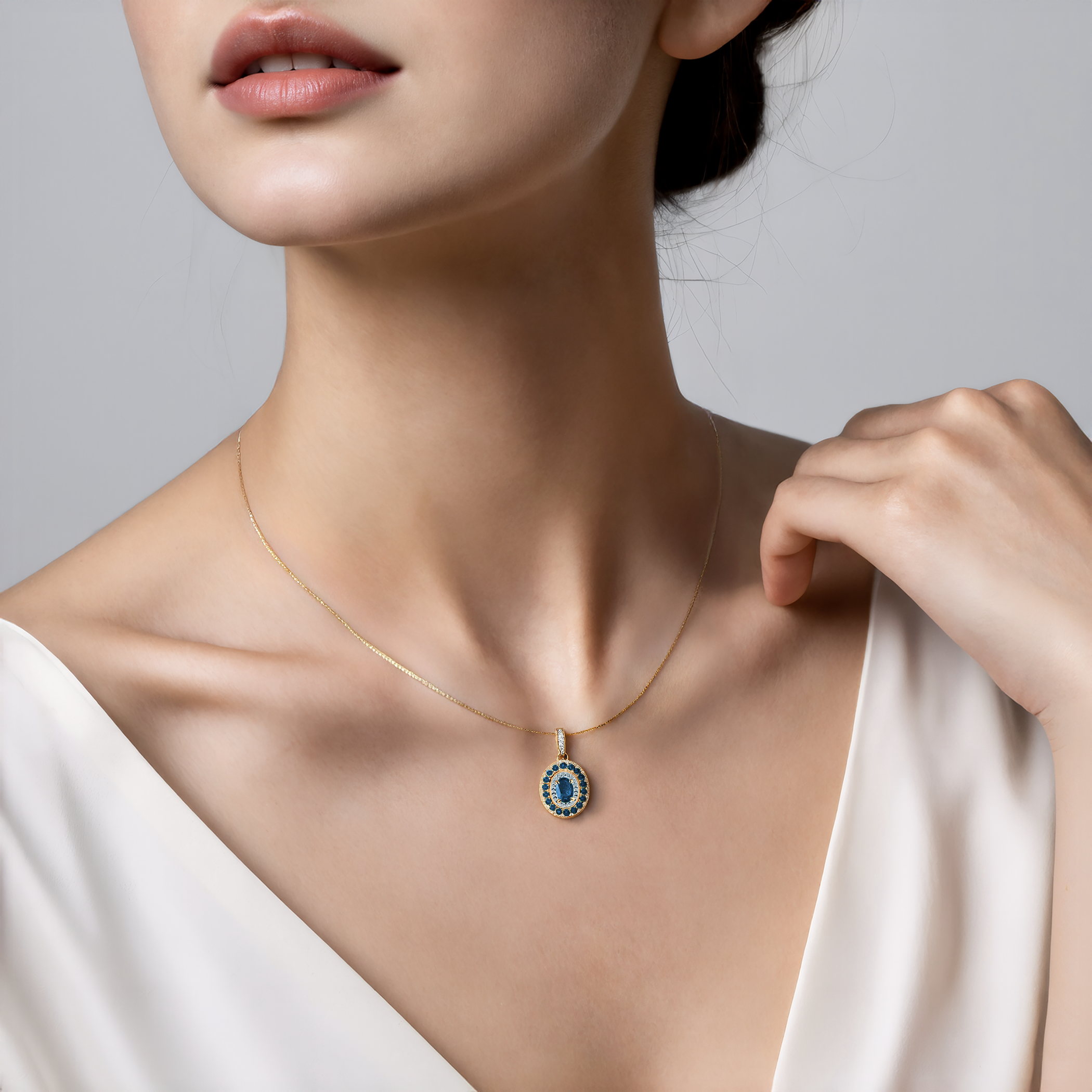 Anhänger Rosavine: zweifarbiges Gold, blaue Saphire, Diamanten