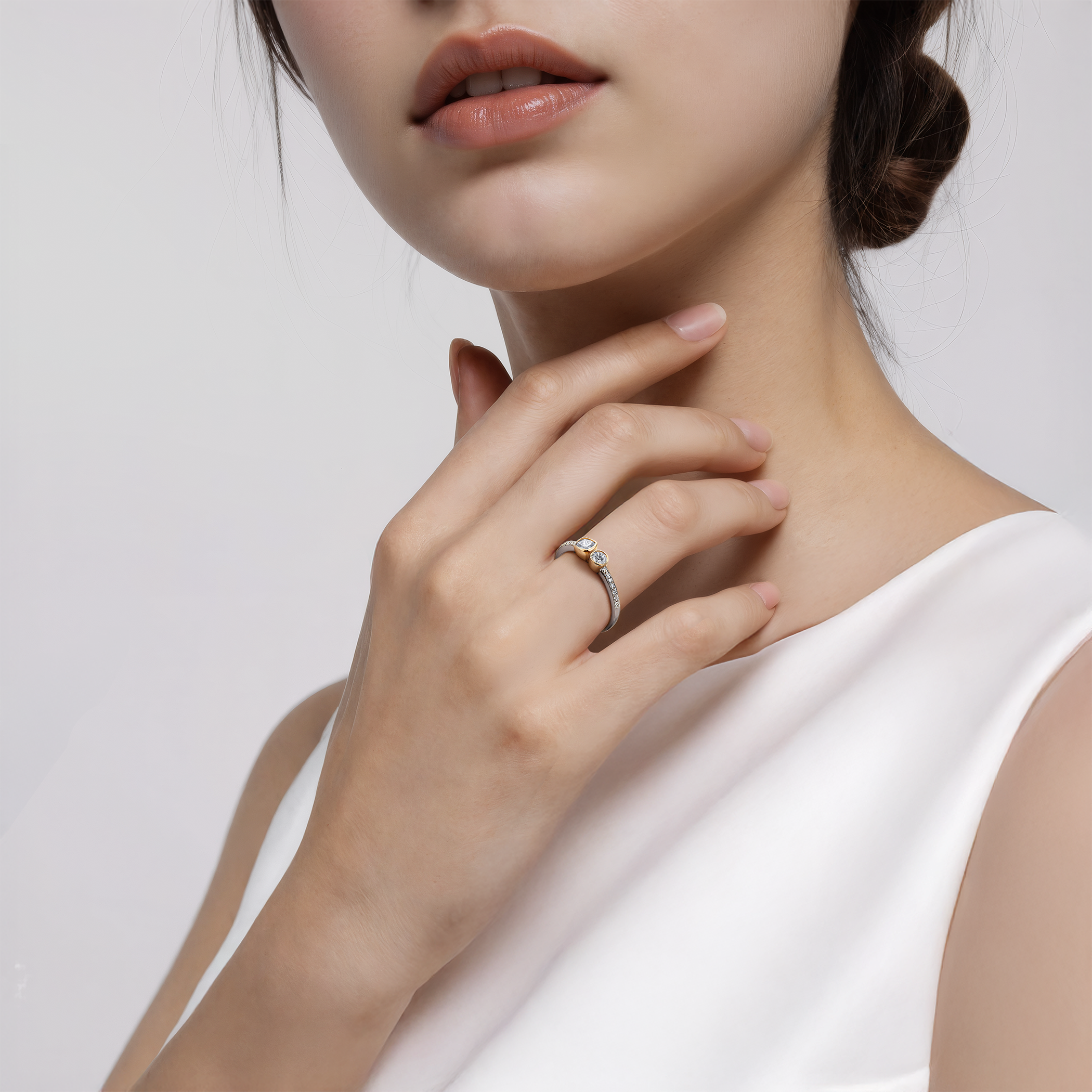 Pierścionek Eterniàle, srebro pozłacane, cyrkonie