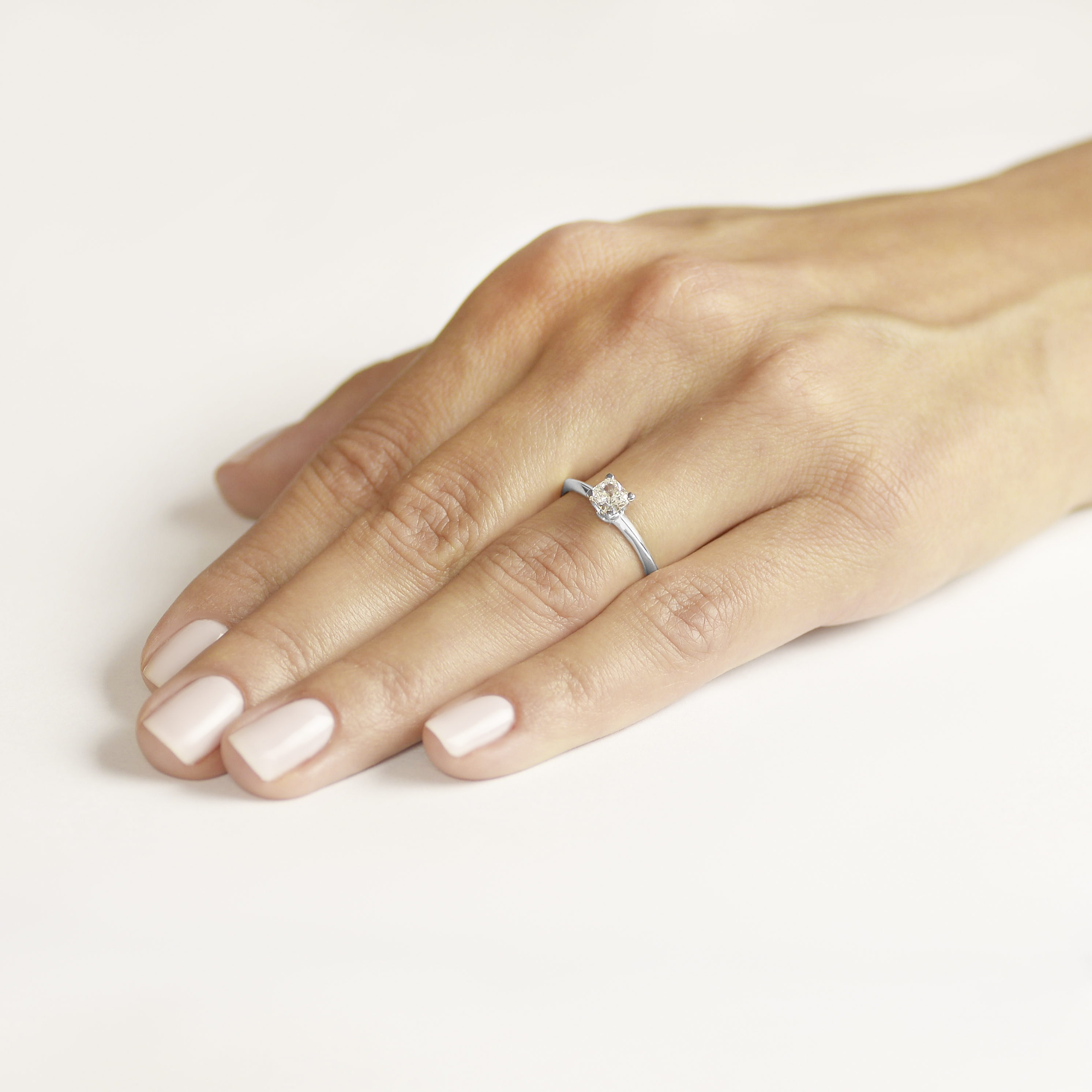 Pierścionek zaręczynowy Savicki: białe złoto, moissanit