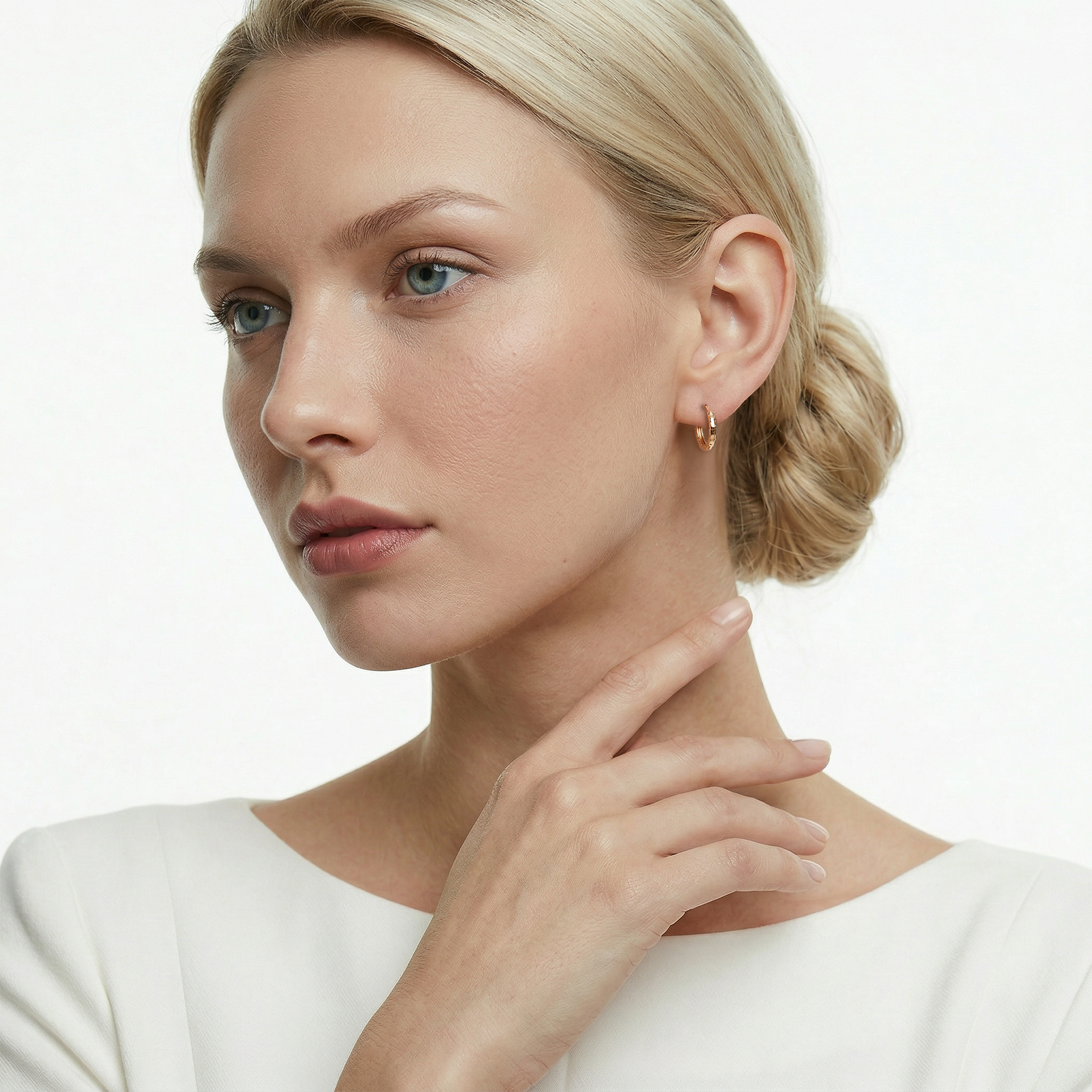 Lekkie kolczyki koła Savicki: Zdobione diamentowaniem złote (585)  - 4