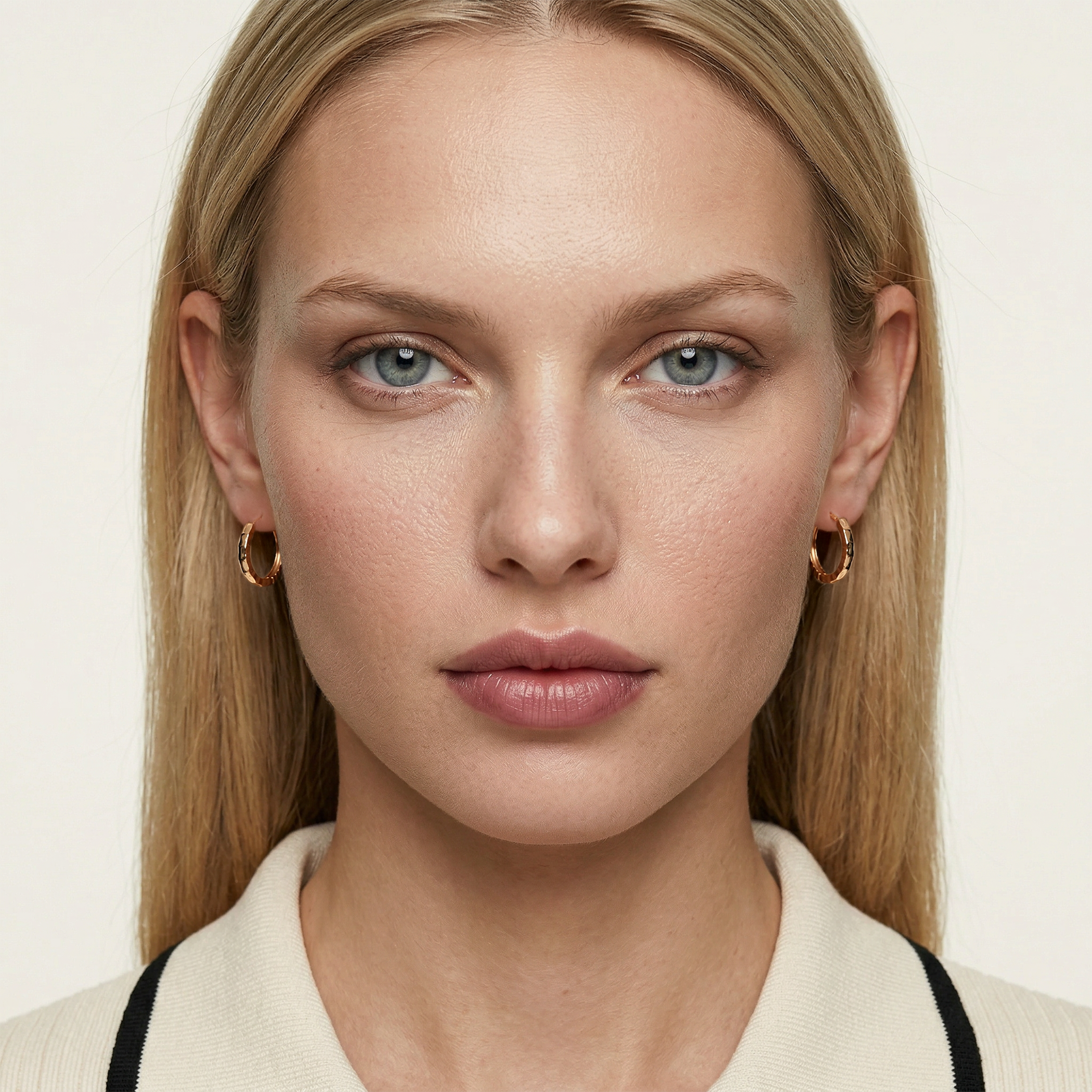 Lekkie kolczyki koła Savicki: Zdobione diamentowaniem złote (585)  - 6