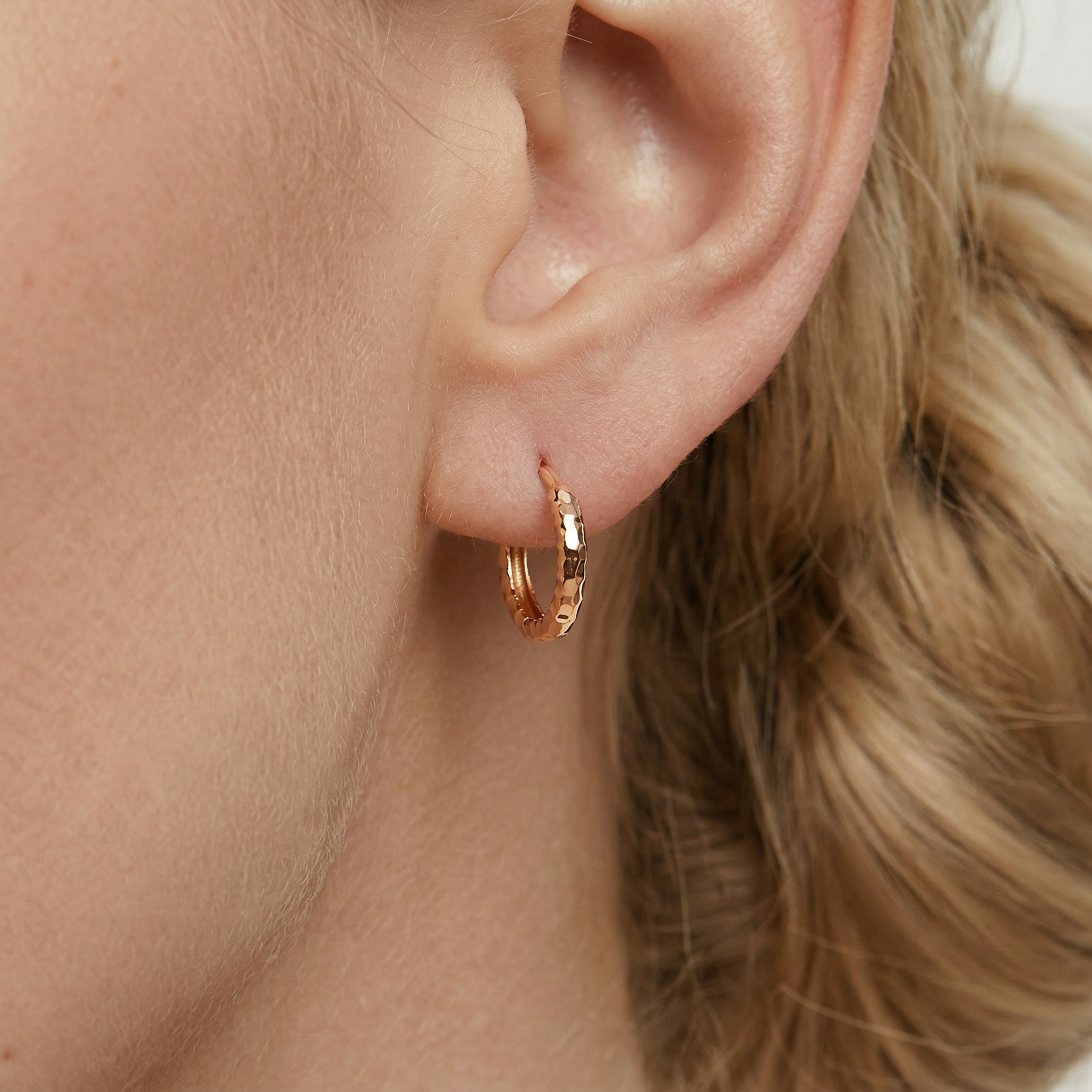 Lekkie kolczyki koła Savicki: Zdobione diamentowaniem złote (585)  - 7