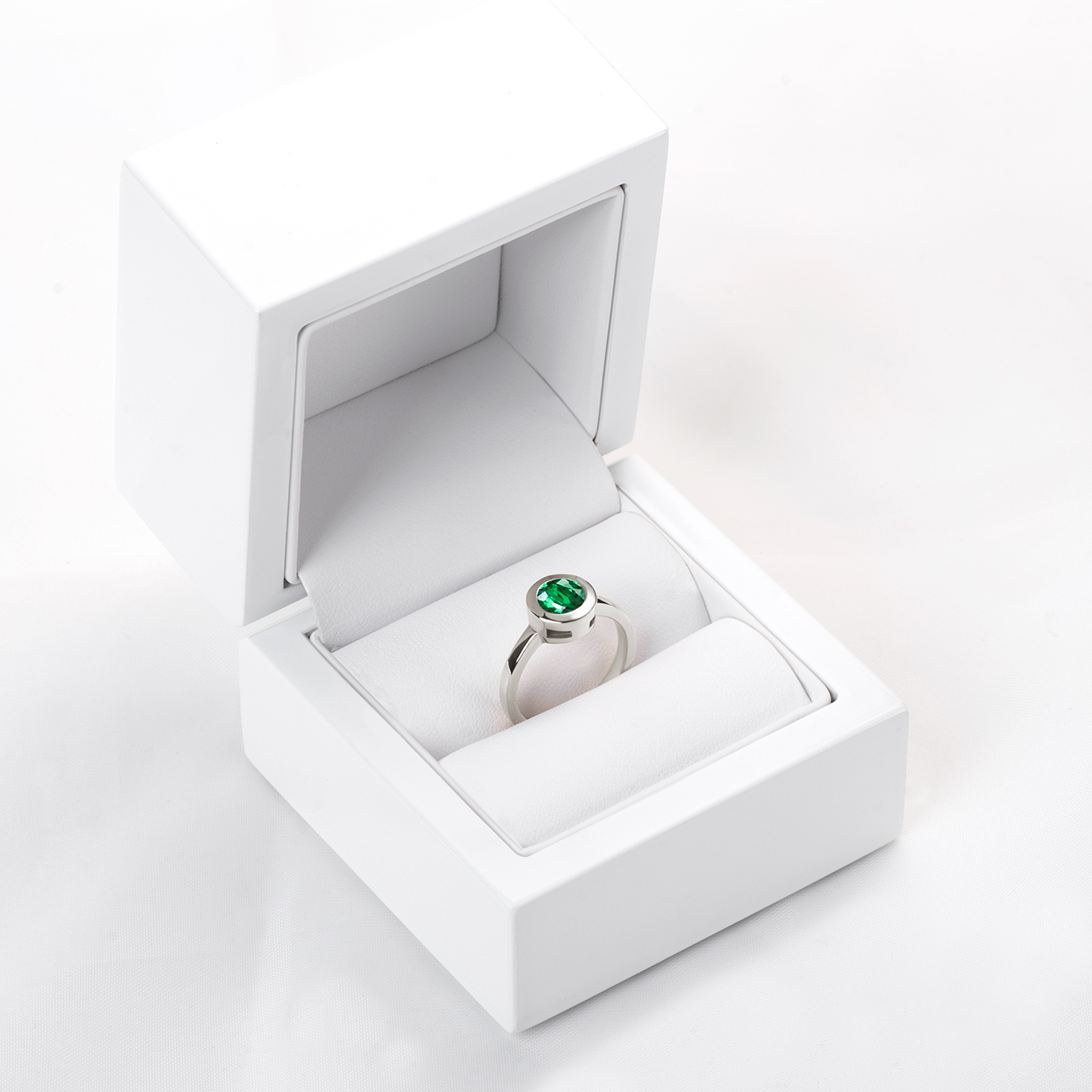 Pierścionek zaręczynowy SAVICKI: białe złoto, szmaragd