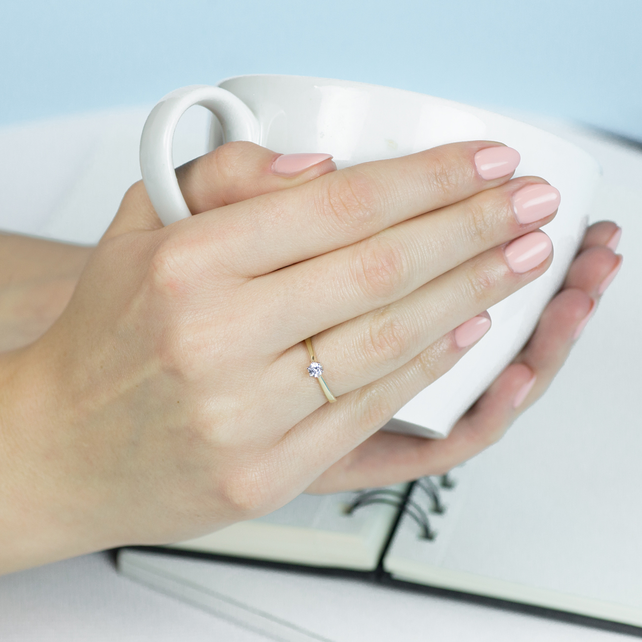 Pierścionek zaręczynowy SAVICKI: dwukolorowe złoto, biały szafir