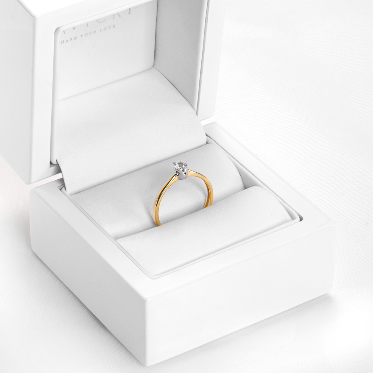 Pierścionek zaręczynowy SAVICKI: dwukolorowe złoto, biały szafir