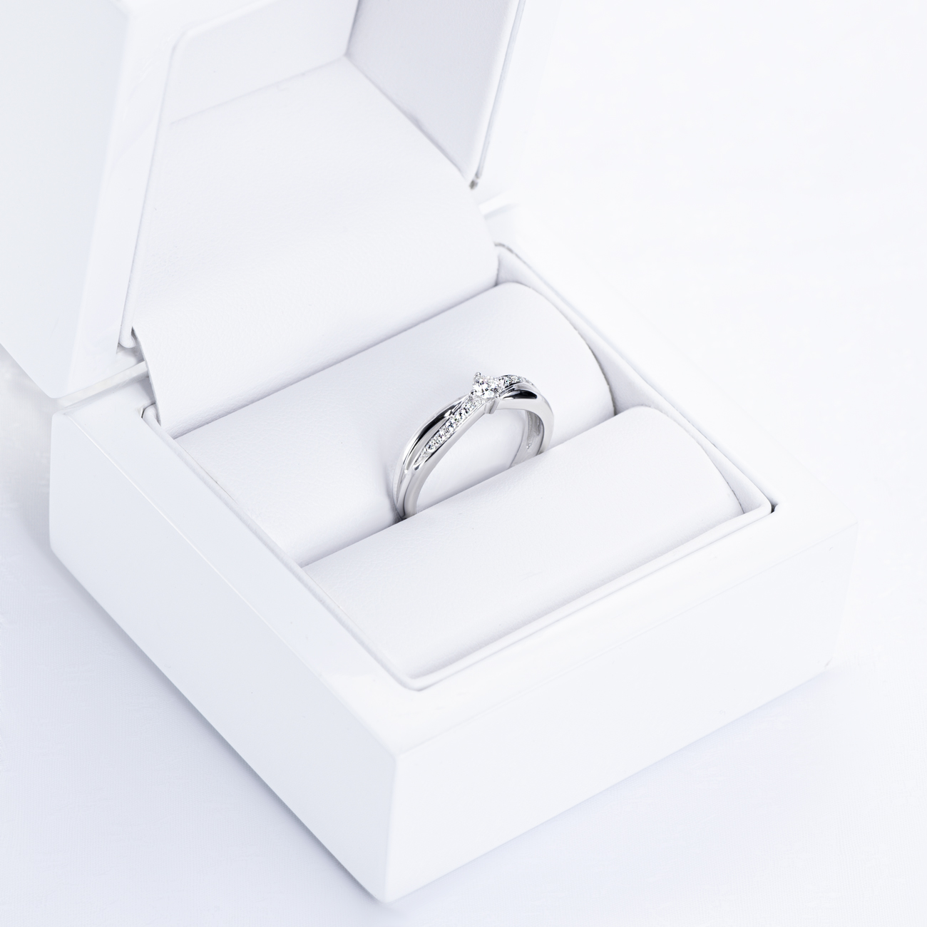 Pierścionek zaręczynowy SAVICKI: białe złoto, diamenty