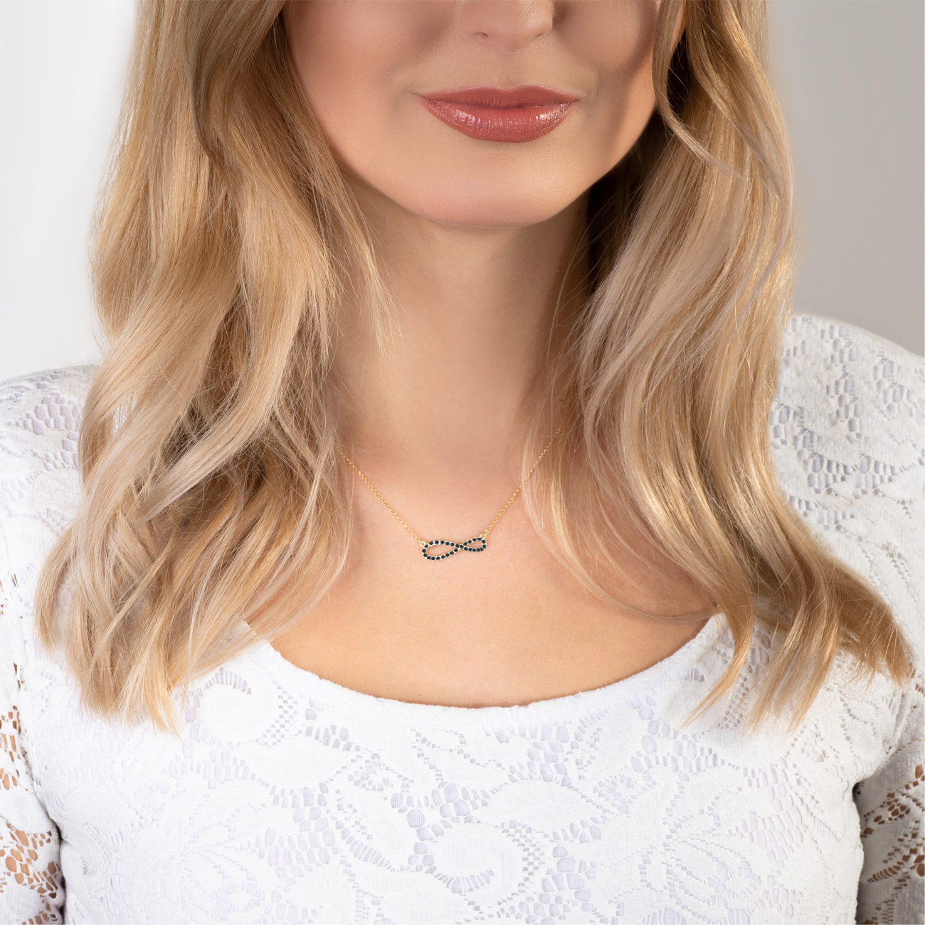 Naszyjnik celebrytka nieskończoność Savicki: złoty, czarne diamenty