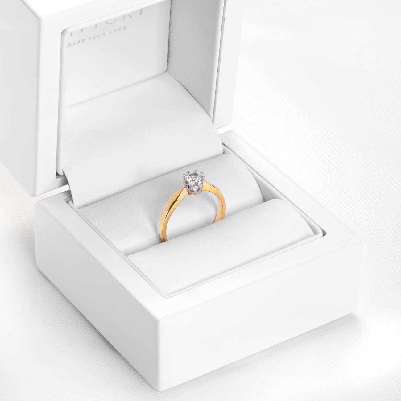 Pierścionek zaręczynowy SAVICKI: dwukolorowe złoto, biały szafir