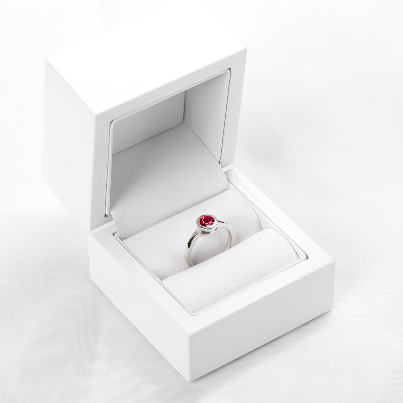 Pierścionek zaręczynowy SAVICKI: białe złoto, rubin