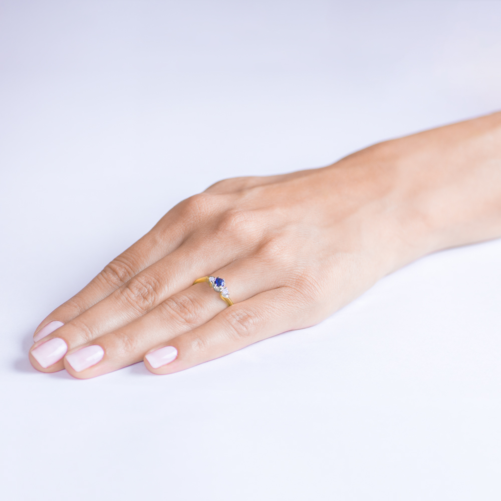 Pierścionek zaręczynowy SAVICKI: dwukolorowe złoto, niebieski szafir