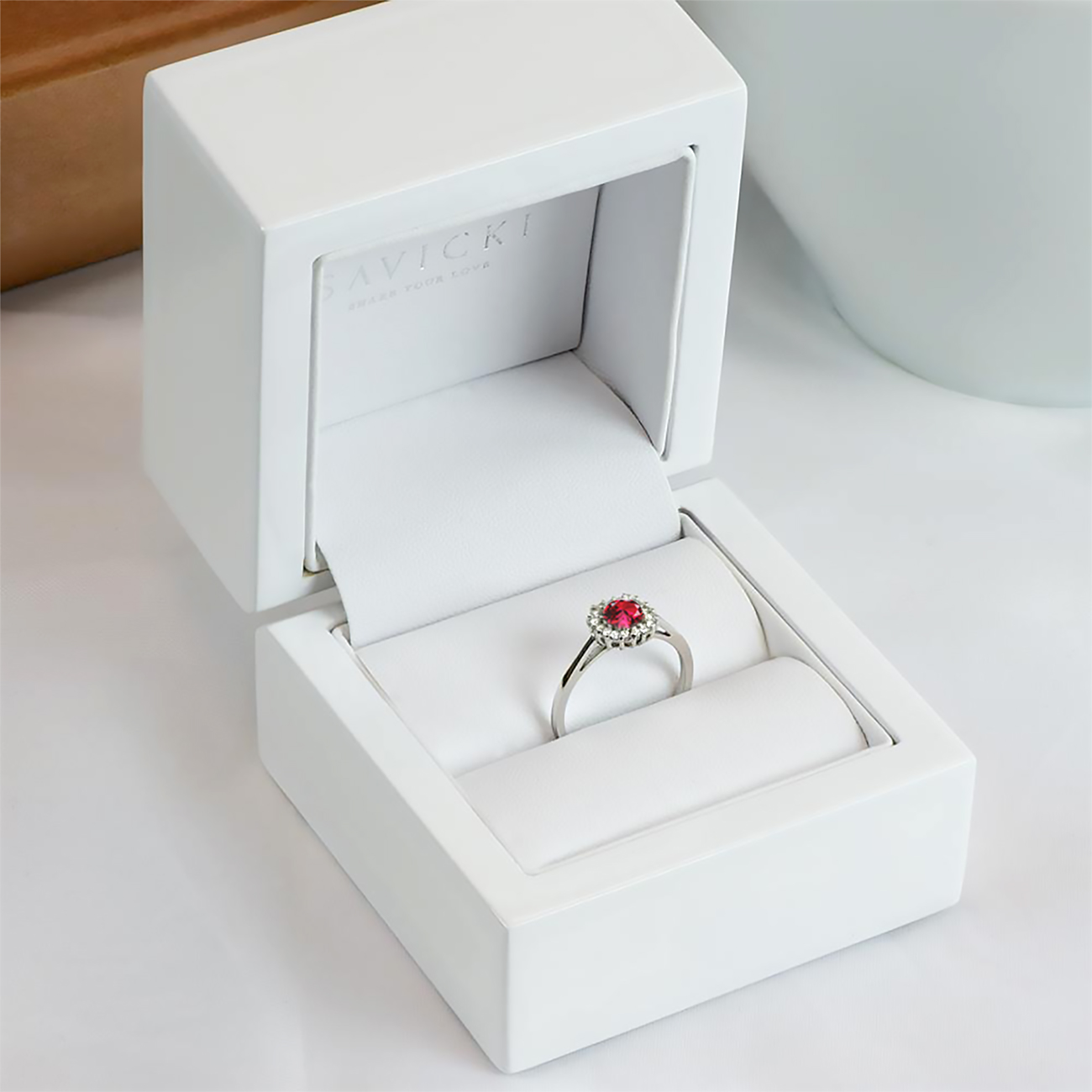 Pierścionek zaręczynowy SAVICKI: białe złoto, rubin