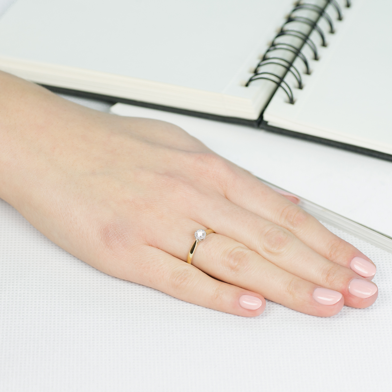 Pierścionek zaręczynowy SAVICKI: dwukolorowe złoto, biały szafir