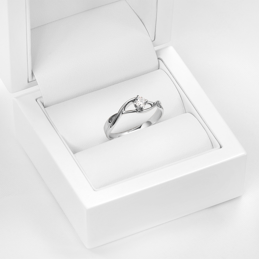 Pierścionek zaręczynowy SAVICKI: białe złoto, diament