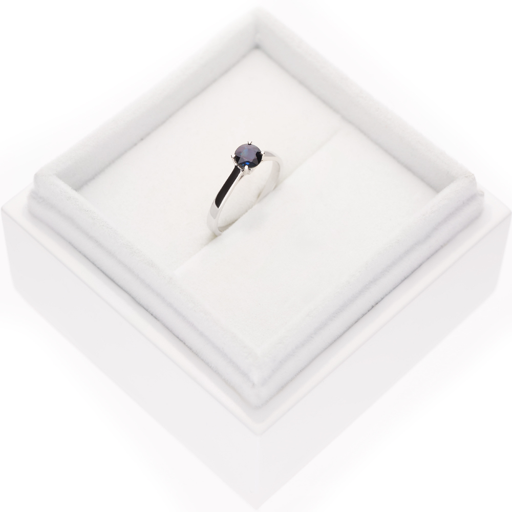 Pierścionek zaręczynowy SAVICKI: białe złoto, niebieski szafir