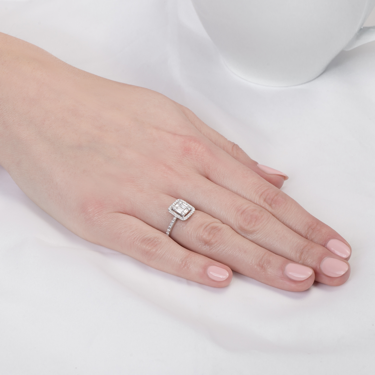 Pierścionek zaręczynowy SAVICKI: białe złoto, diamenty