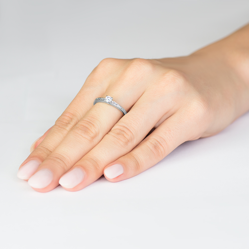 Pierścionek zaręczynowy SAVICKI: białe złoto, diamenty