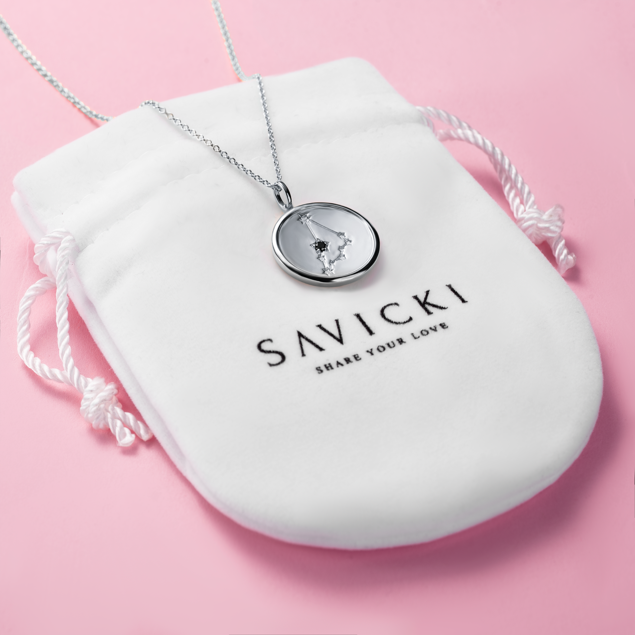 Naszyjnik znak zodiaku koziorożec Savicki: srebrny, czarny diament