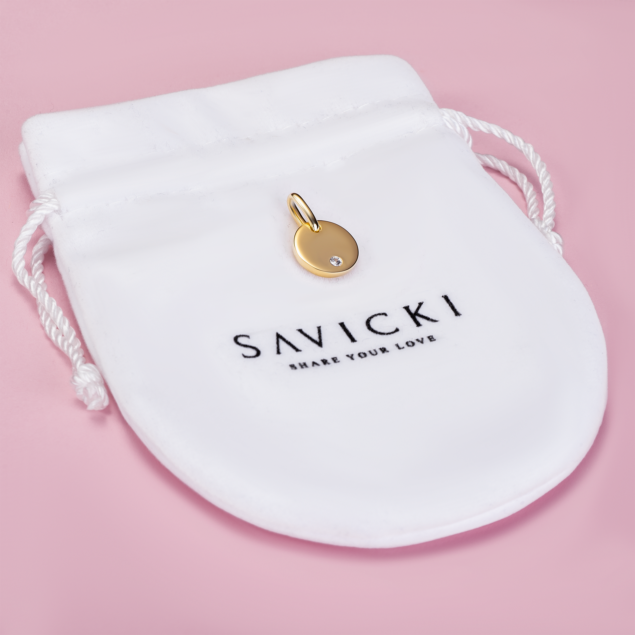 Zawieszka koło Engrave: srebrna pozłacana, biały szafir, grawer