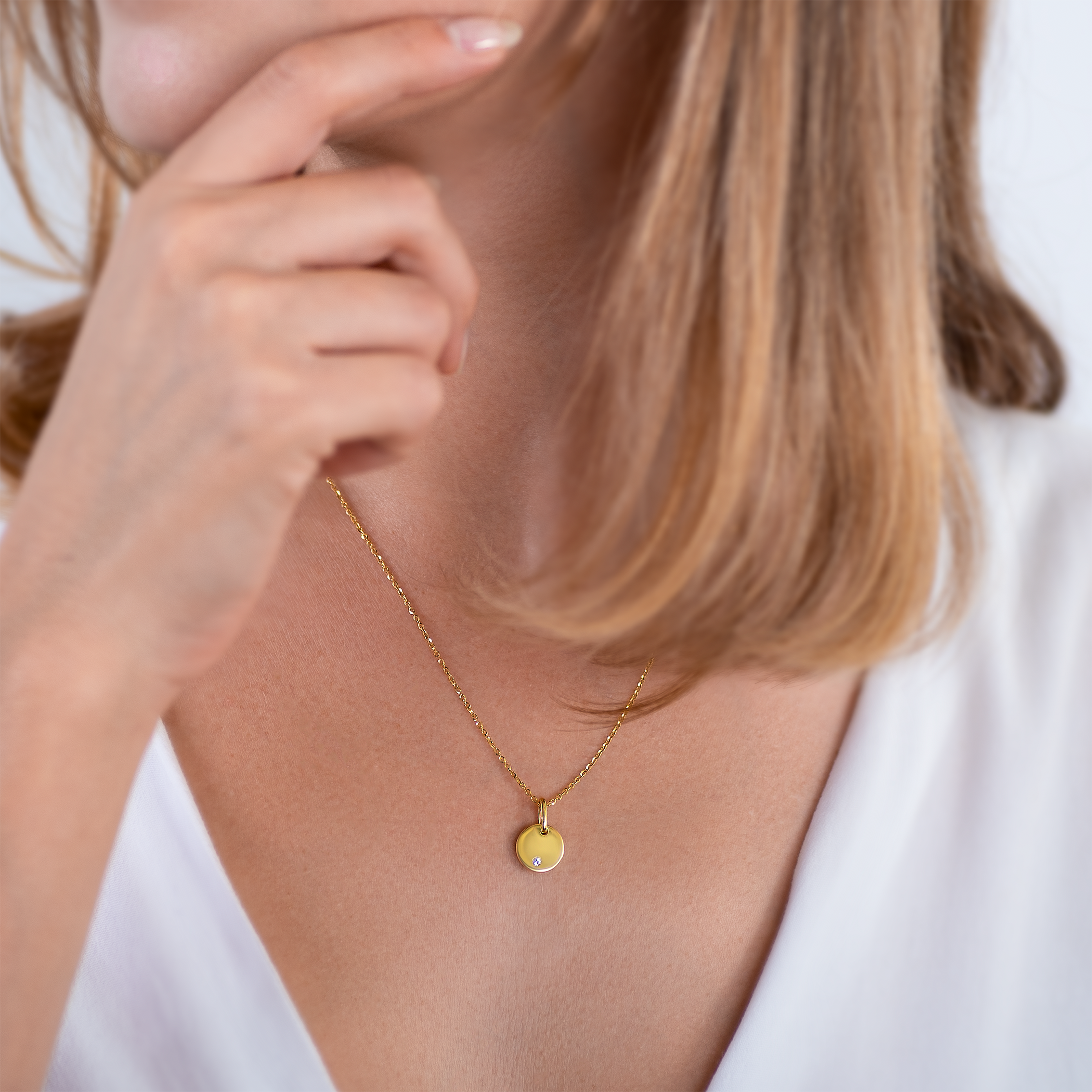 Zawieszka koło Engrave: srebrna pozłacana, biały szafir, grawer