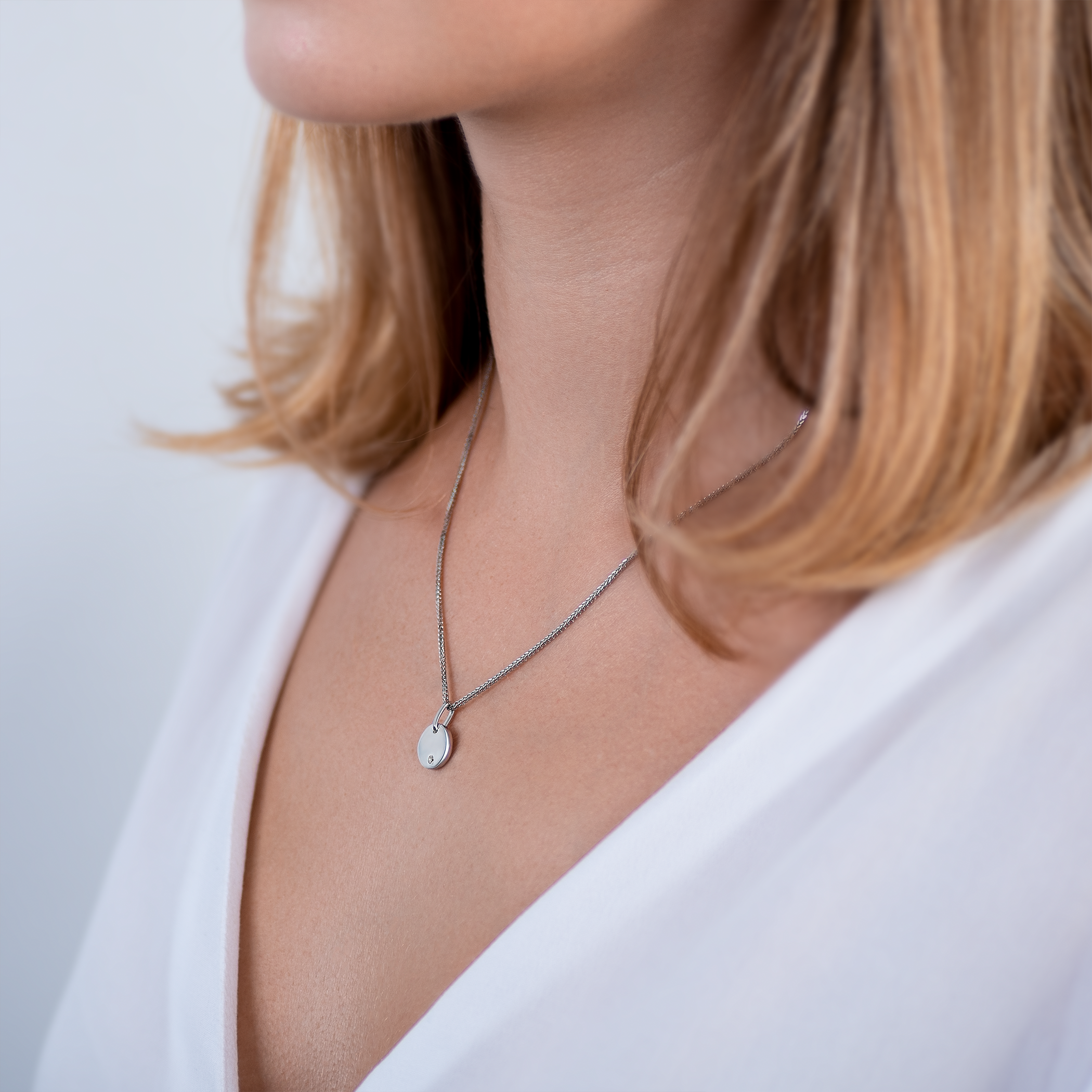 Zawieszka koło Engrave: srebrna, biały szafir, grawer