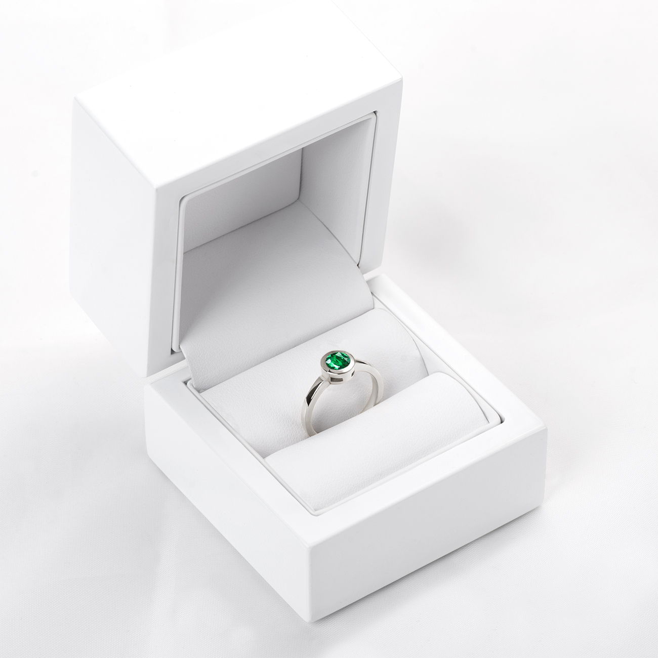 Pierścionek zaręczynowy SAVICKI: białe złoto, szmaragd