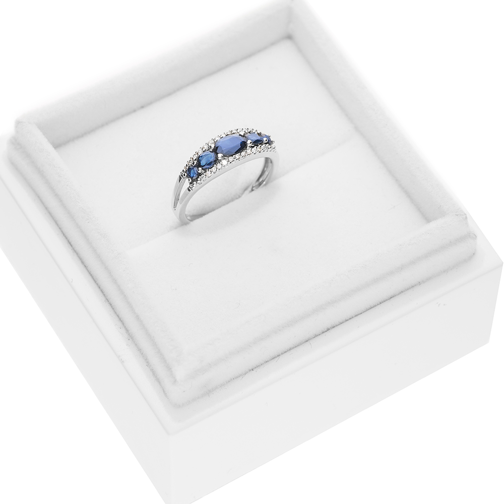 Pierścionek SAVICKI: białe złoto, niebieski szafir