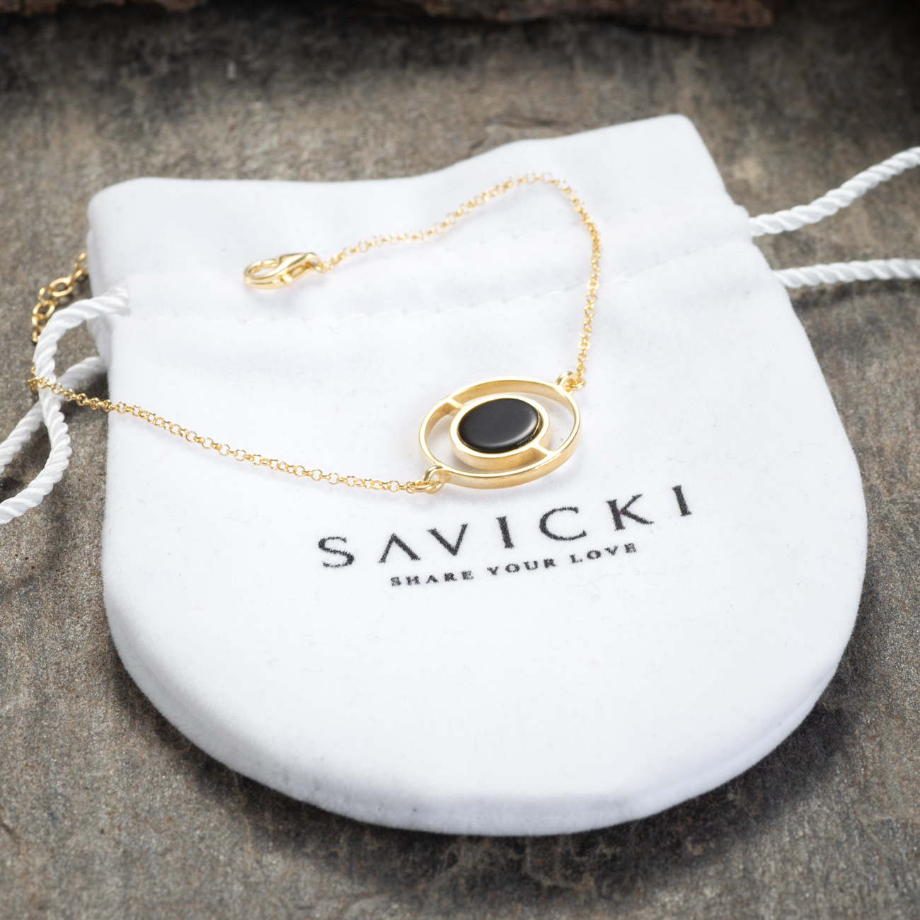 Bransoletka koło Savicki: srebrna pozłacana, onyks