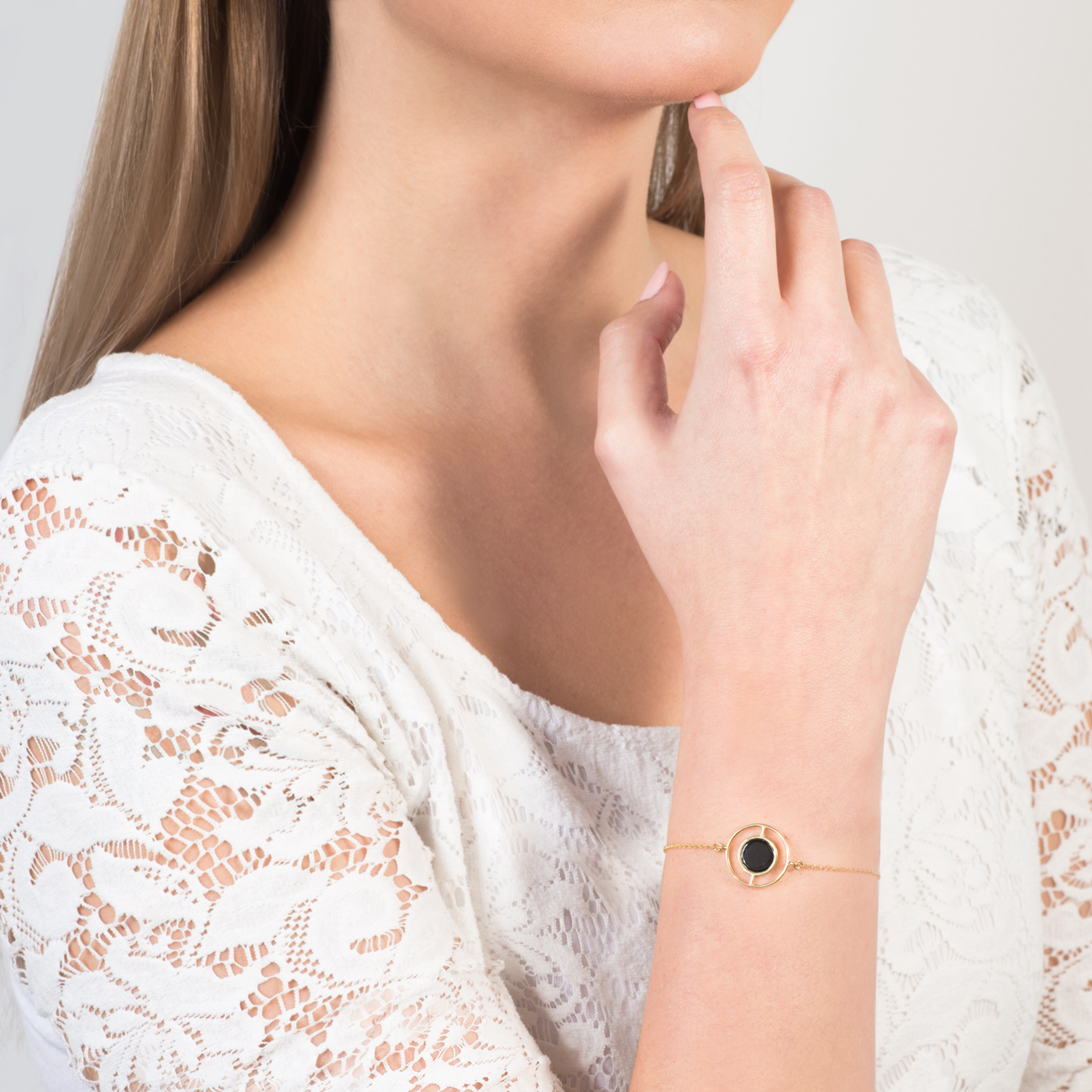 Bransoletka koło Savicki: srebrna pozłacana, onyks