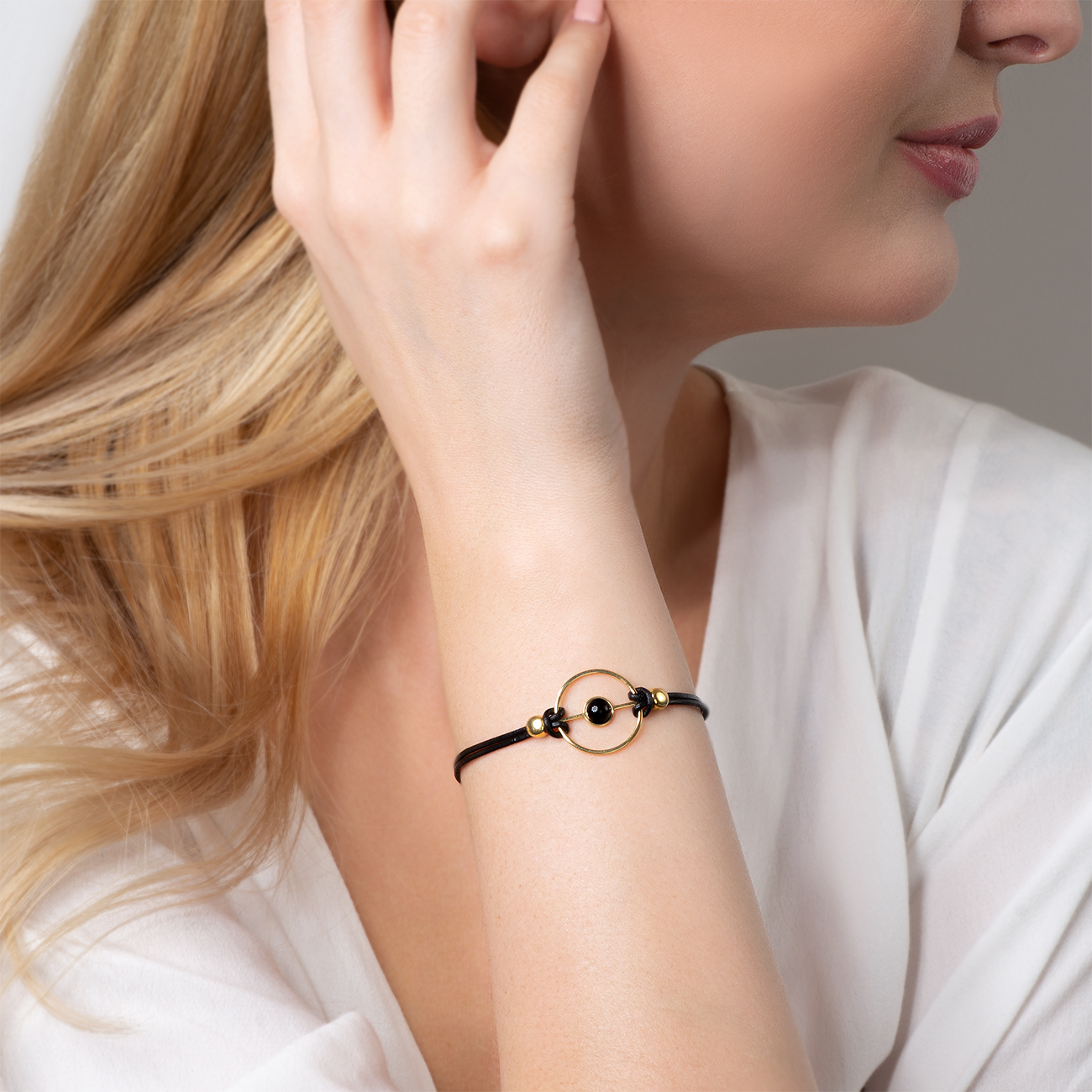 Bransoletka na rzemyku Savicki: srebrna pozłacana, onyks