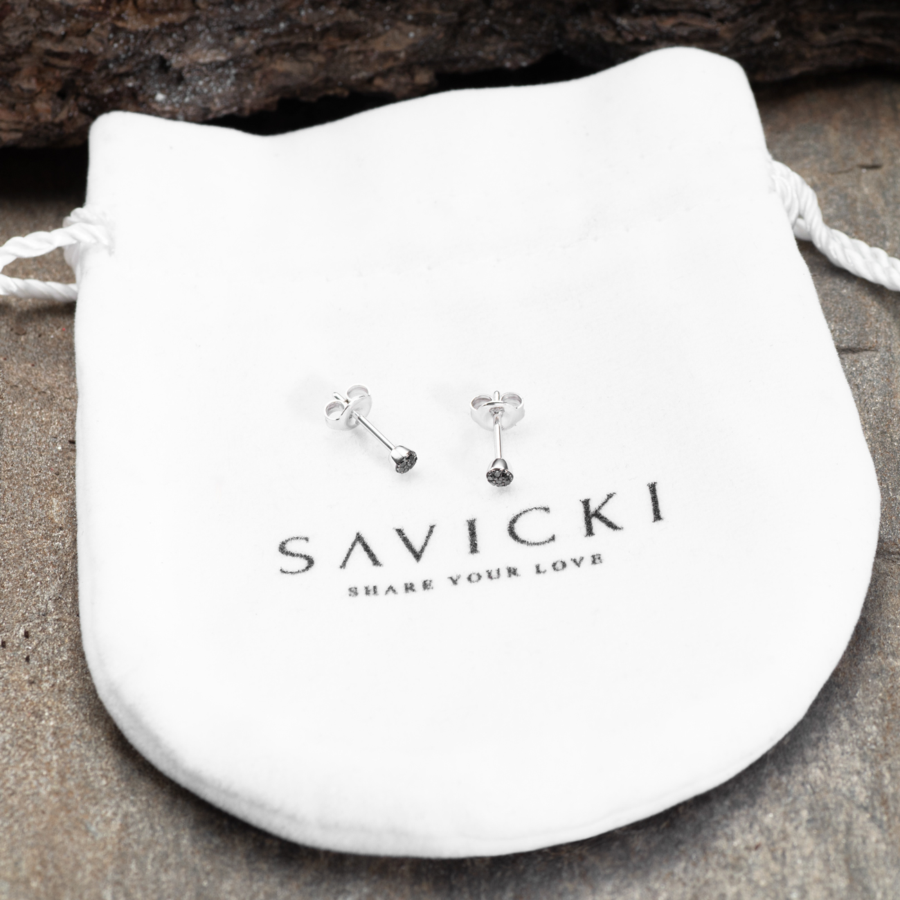 Kolczyki kulki Savicki: białe złoto, czarne diamenty