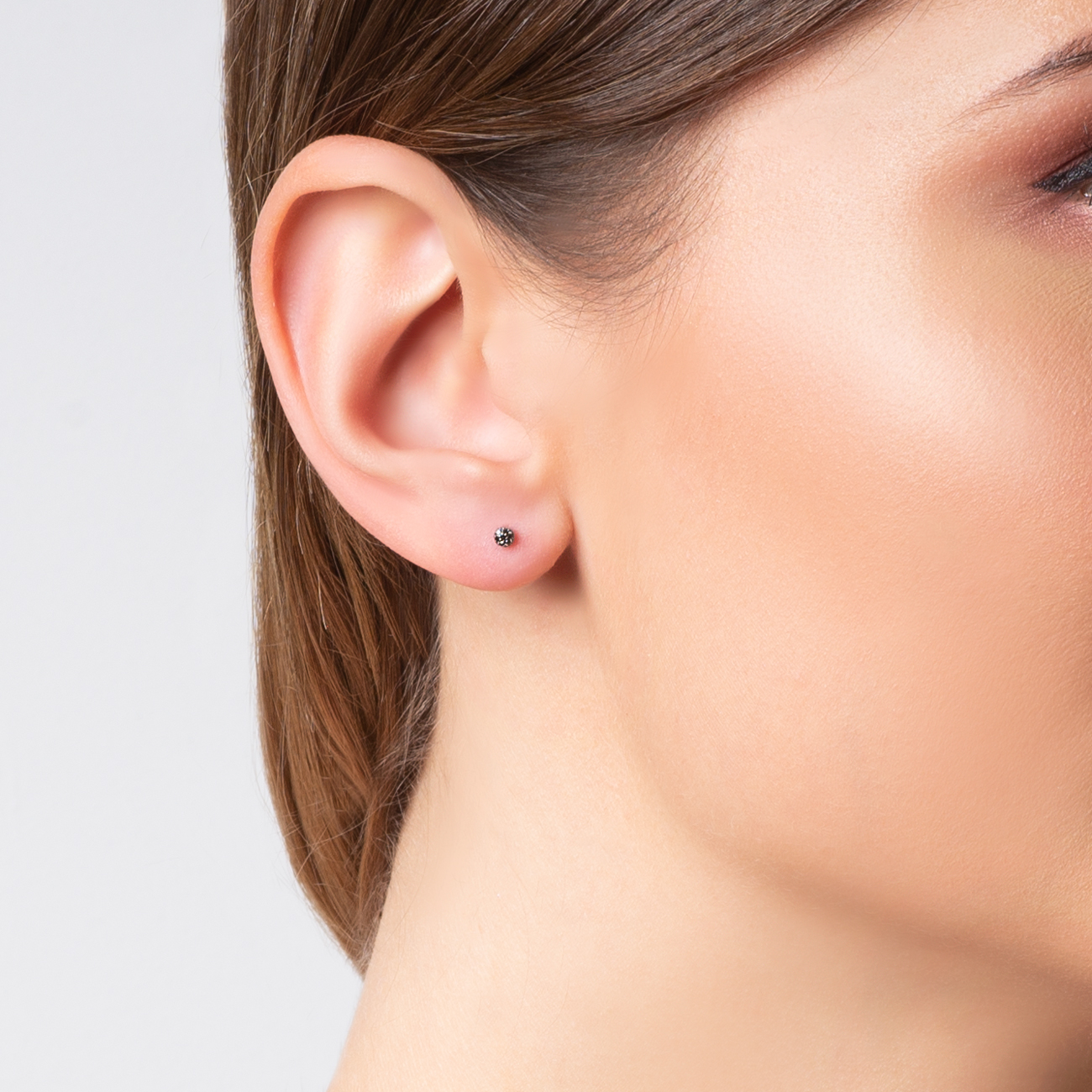 Kolczyki kulki Savicki: białe złoto, czarne diamenty