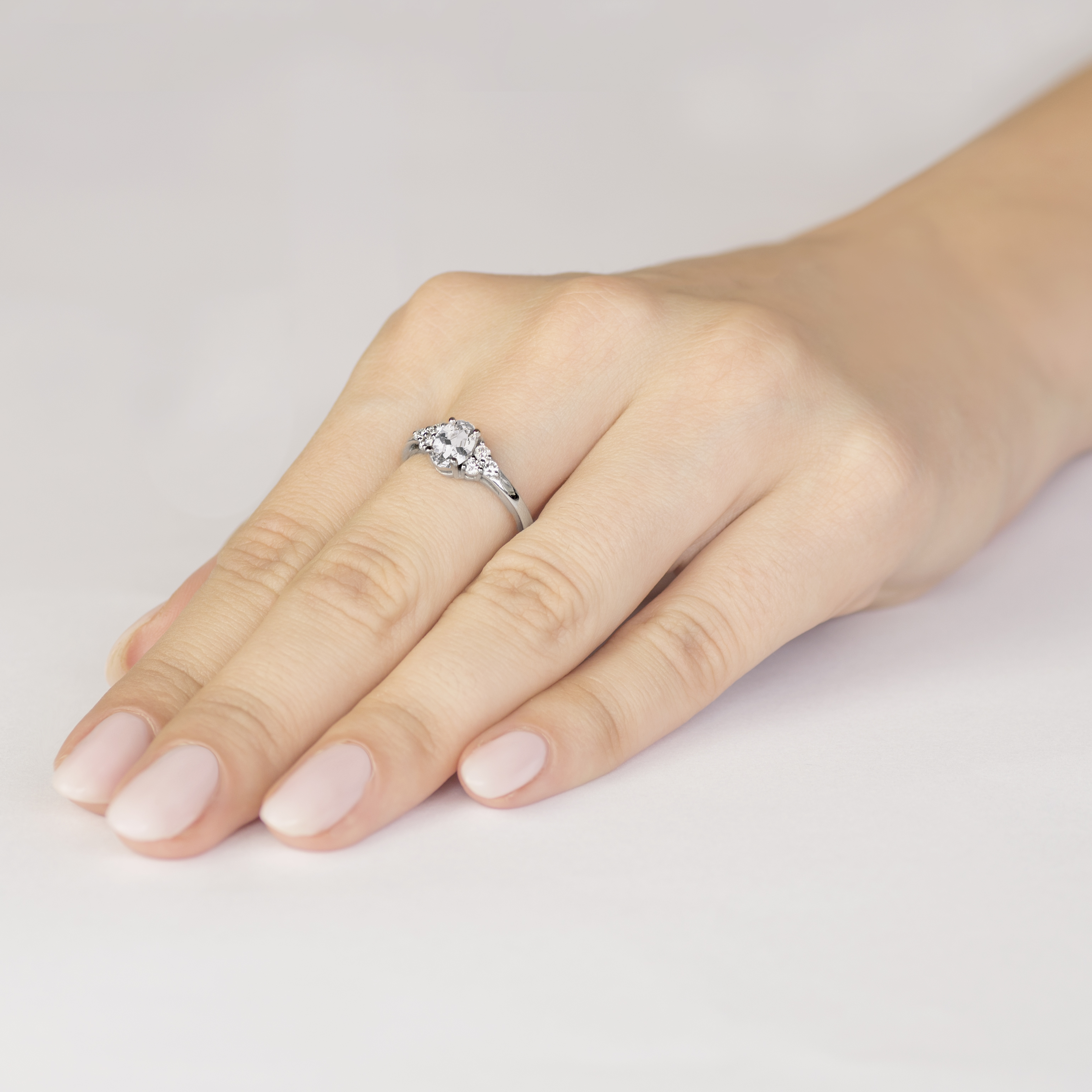 Pierścionek zaręczynowy SAVICKI: białe złoto, biały szafir