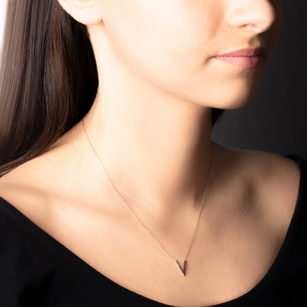 Naszyjnik litera V Savicki: różowe złoto, czarne diamenty - 4