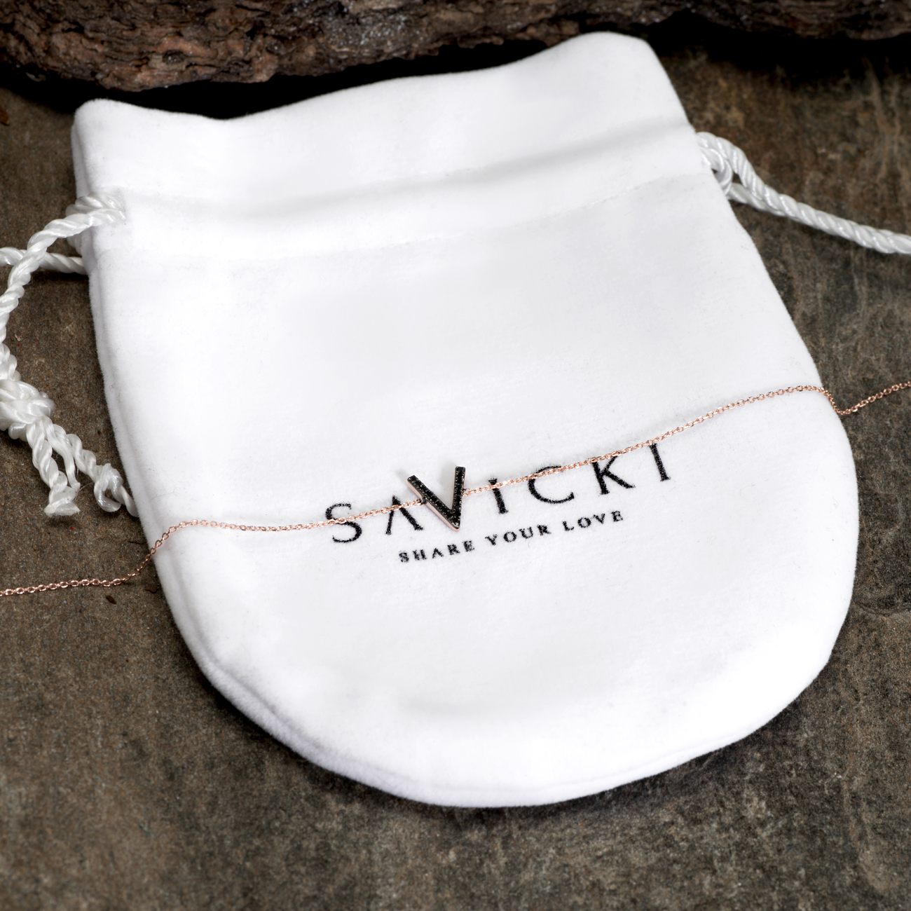 Bransoletka celebrytka litera V z różowego złota 585 z czarnym diamentem 0.05ct 18cm