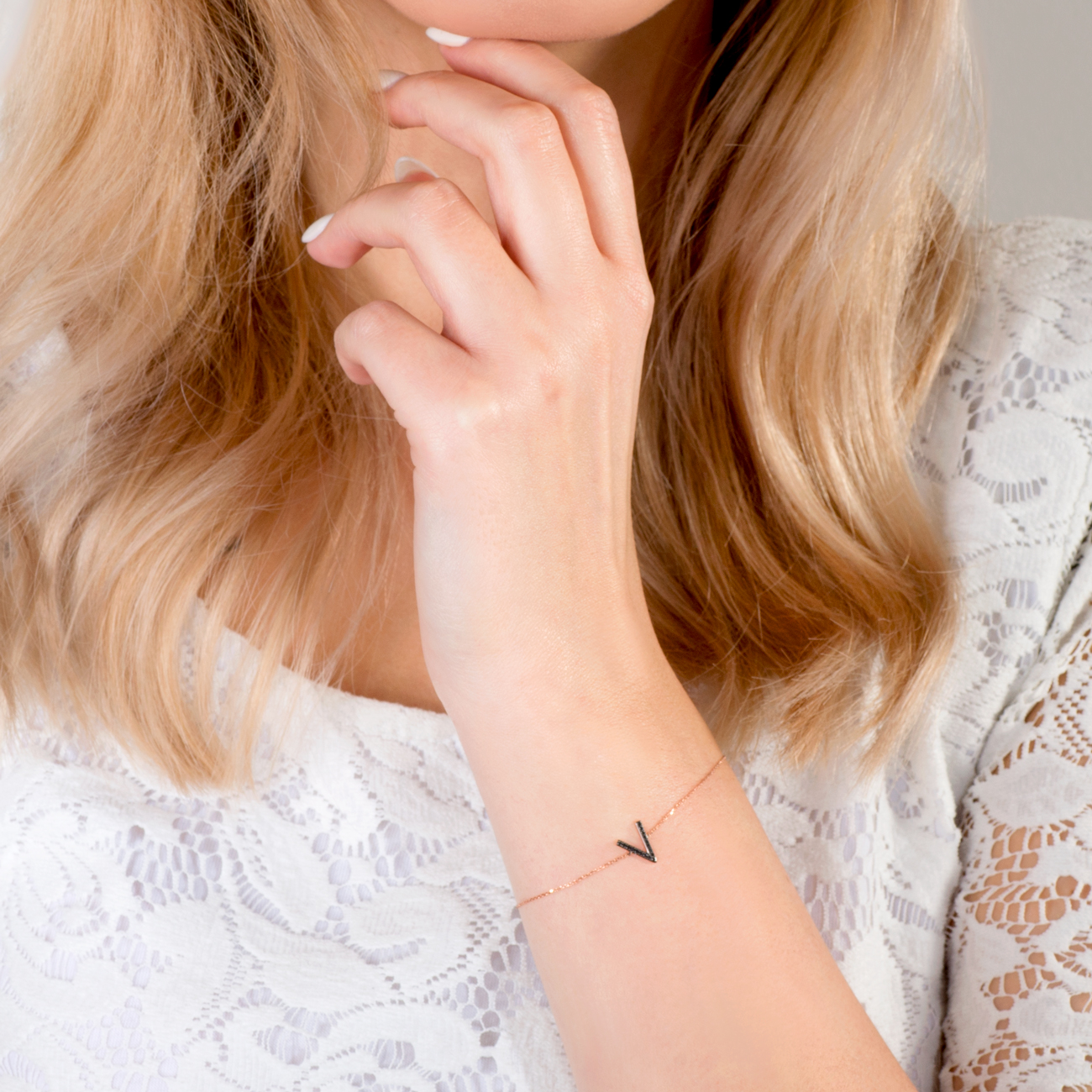 Bransoletka celebrytka litera V z różowego złota 585 z czarnym diamentem 0.05ct 18cm