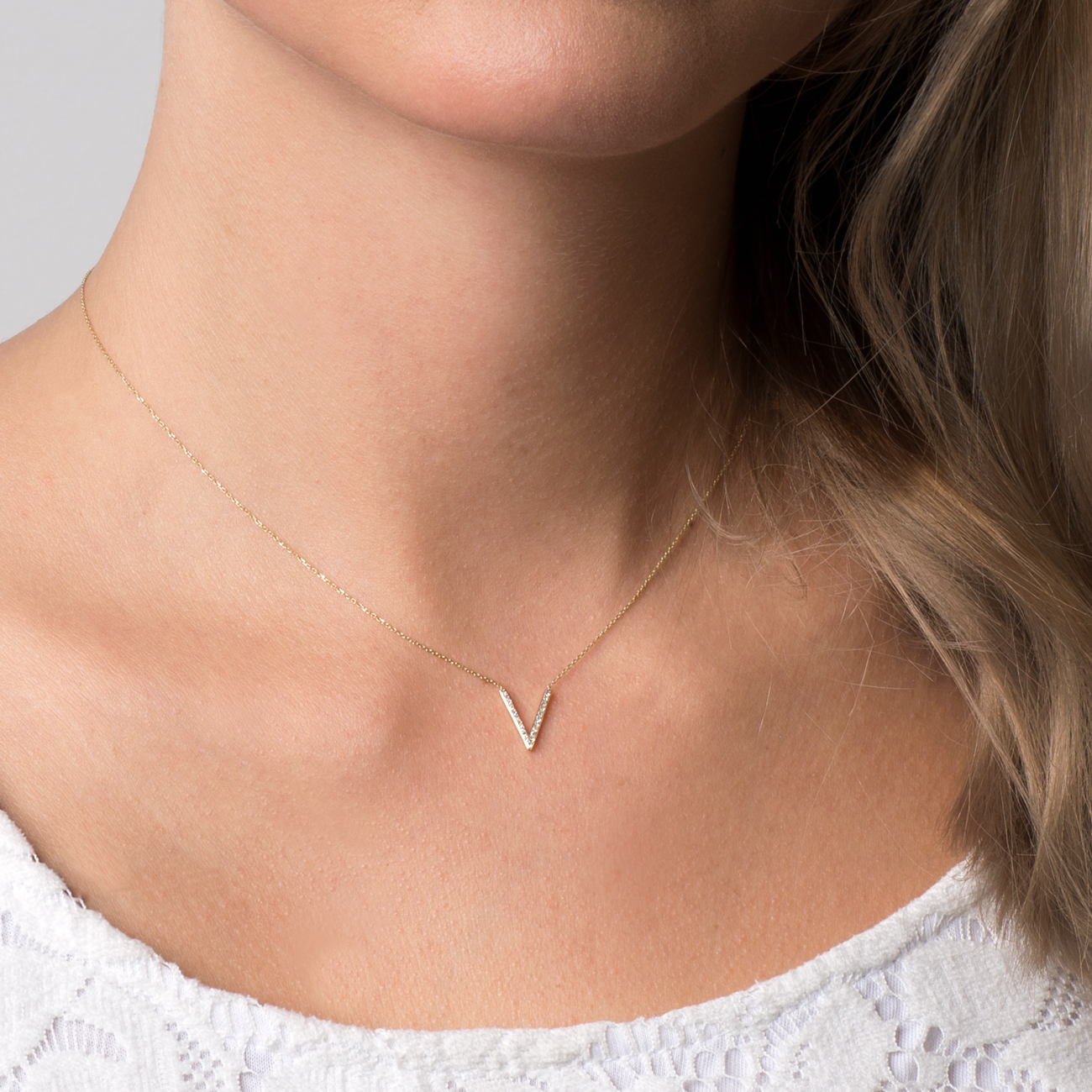 Naszyjnik litera V Savicki: złoty, diamenty