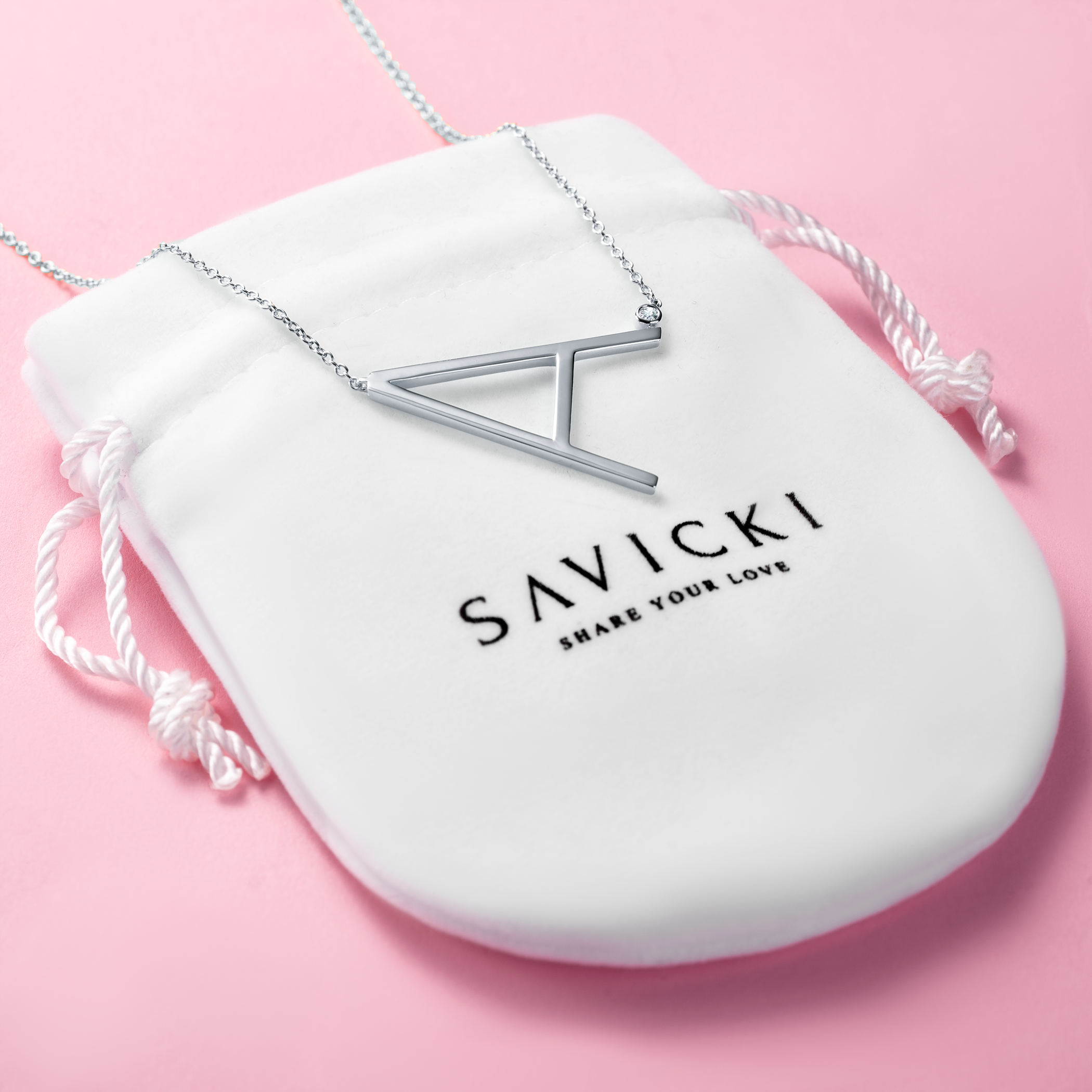 Naszyjnik celebrytka litera A Savicki: srebrny, biały szafir