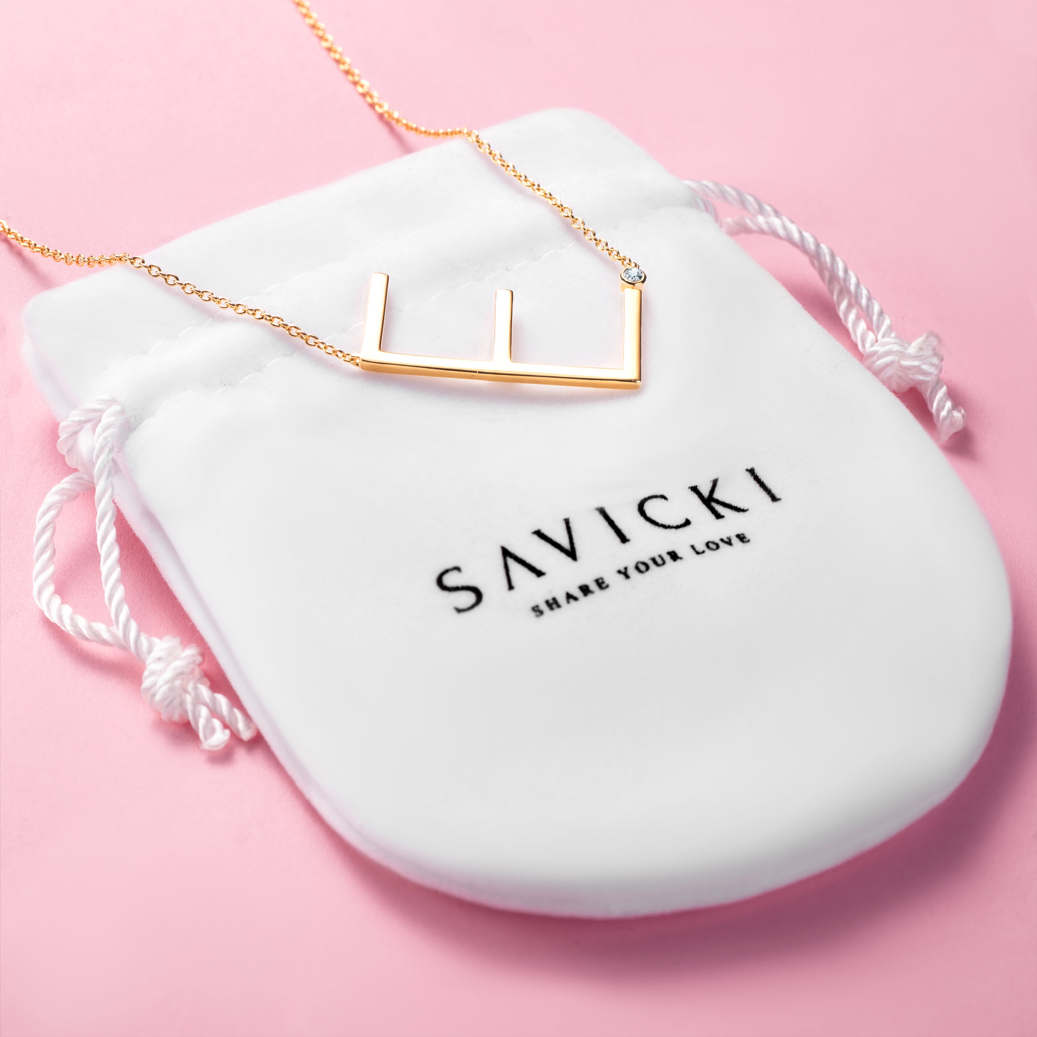 Naszyjnik celebrytka litera E Savicki: srebrny pozłacany, biały szafir