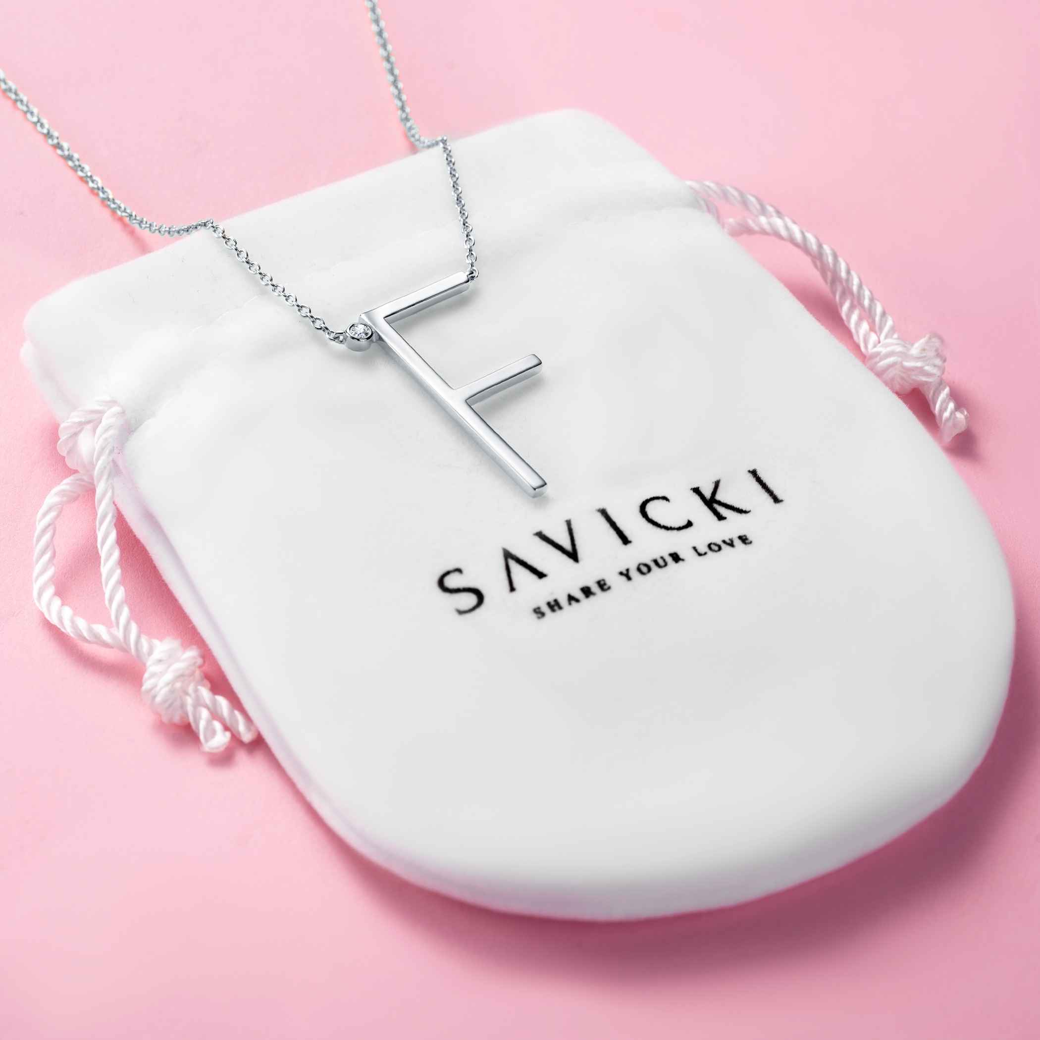 Naszyjnik celebrytka litera F Savicki: srebrny, biały szafir