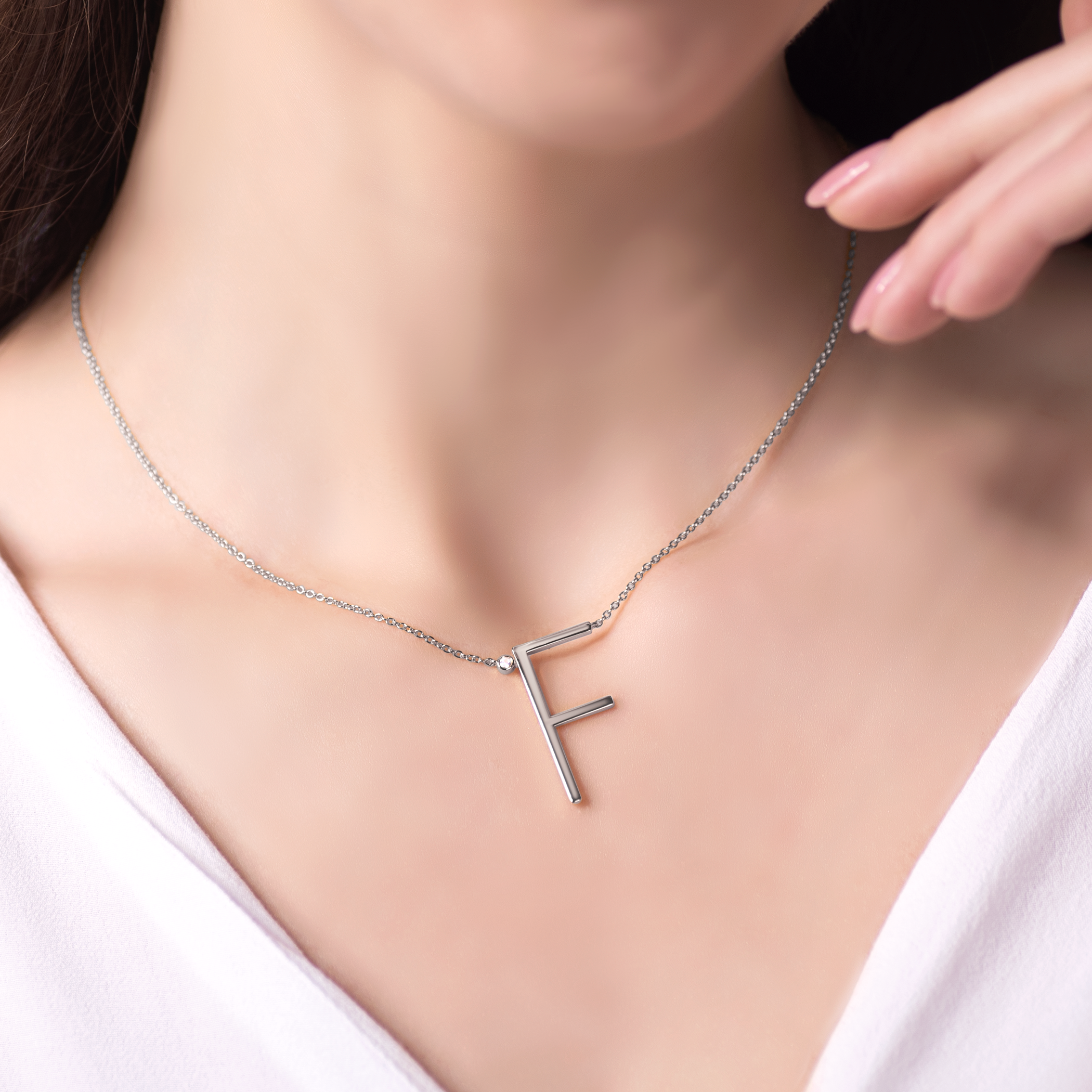 Naszyjnik celebrytka litera F Savicki: srebrny, biały szafir