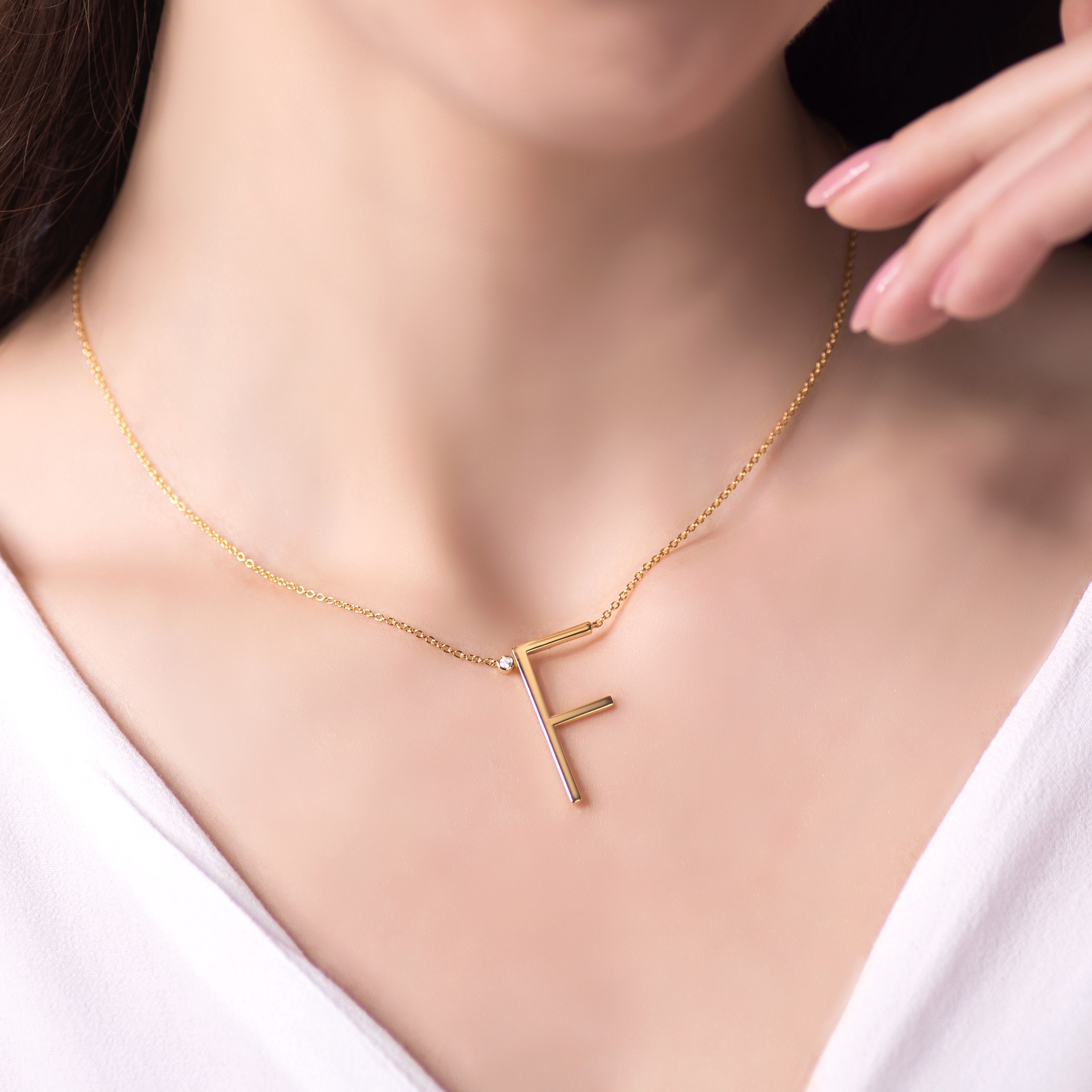 Halskette Kette mit Anhänger  Buchstabe F Savicki: Silber Vergoldet, Weißer Saphir