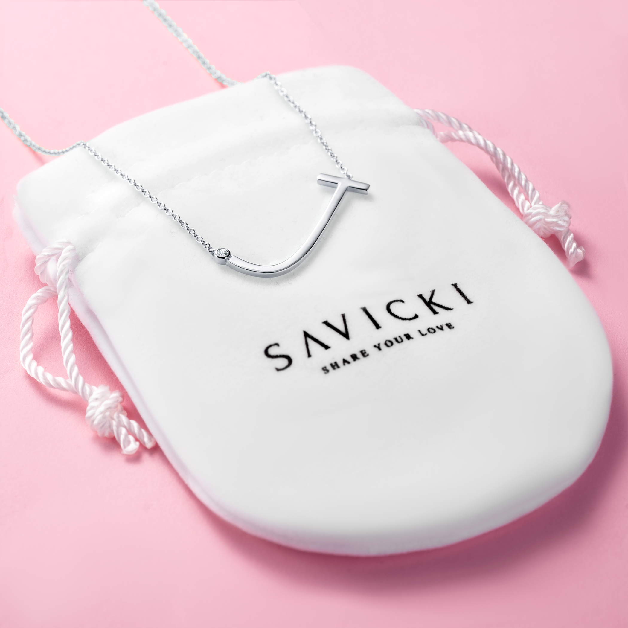 Naszyjnik celebrytka litera J Savicki: srebrny, biały szafir - 4