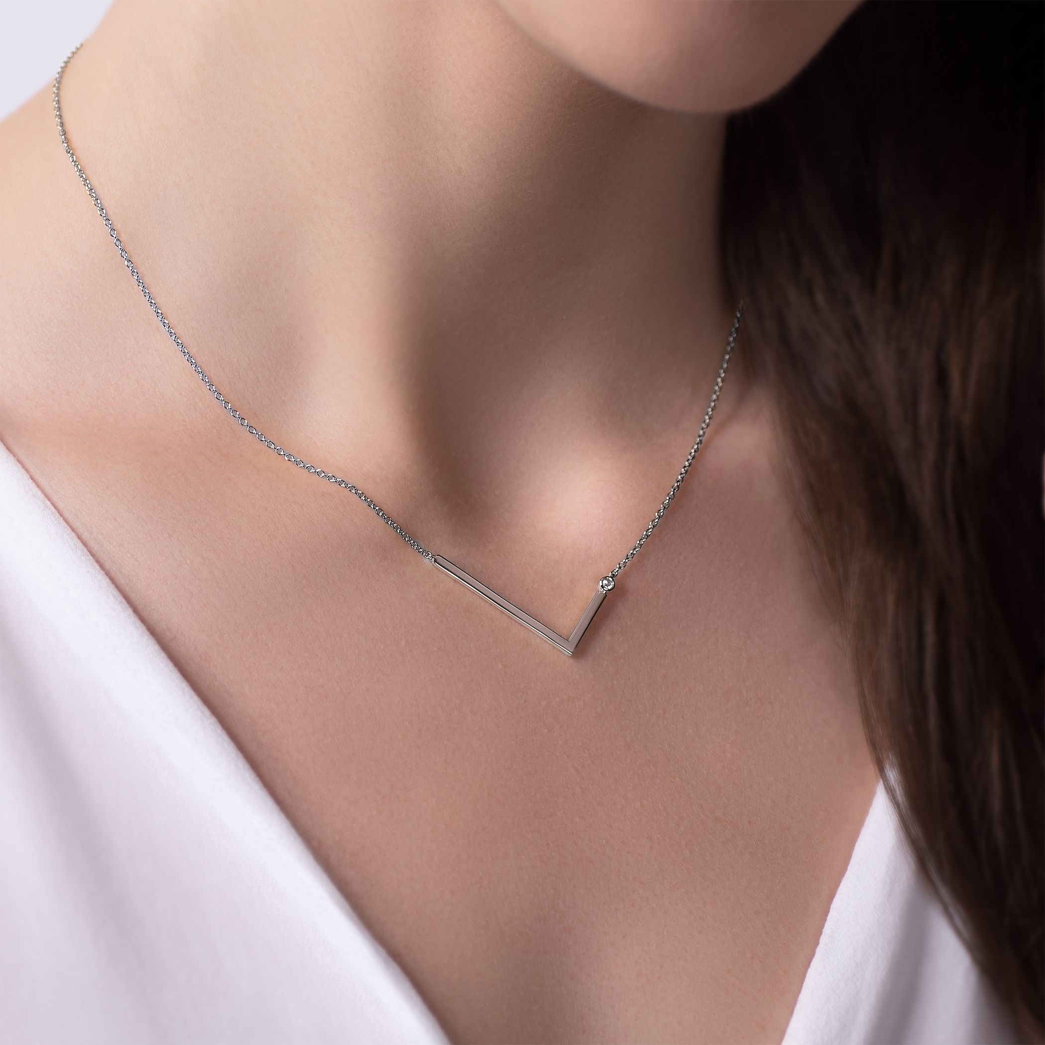 Naszyjnik celebrytka litera L Savicki: srebrny, biały szafir