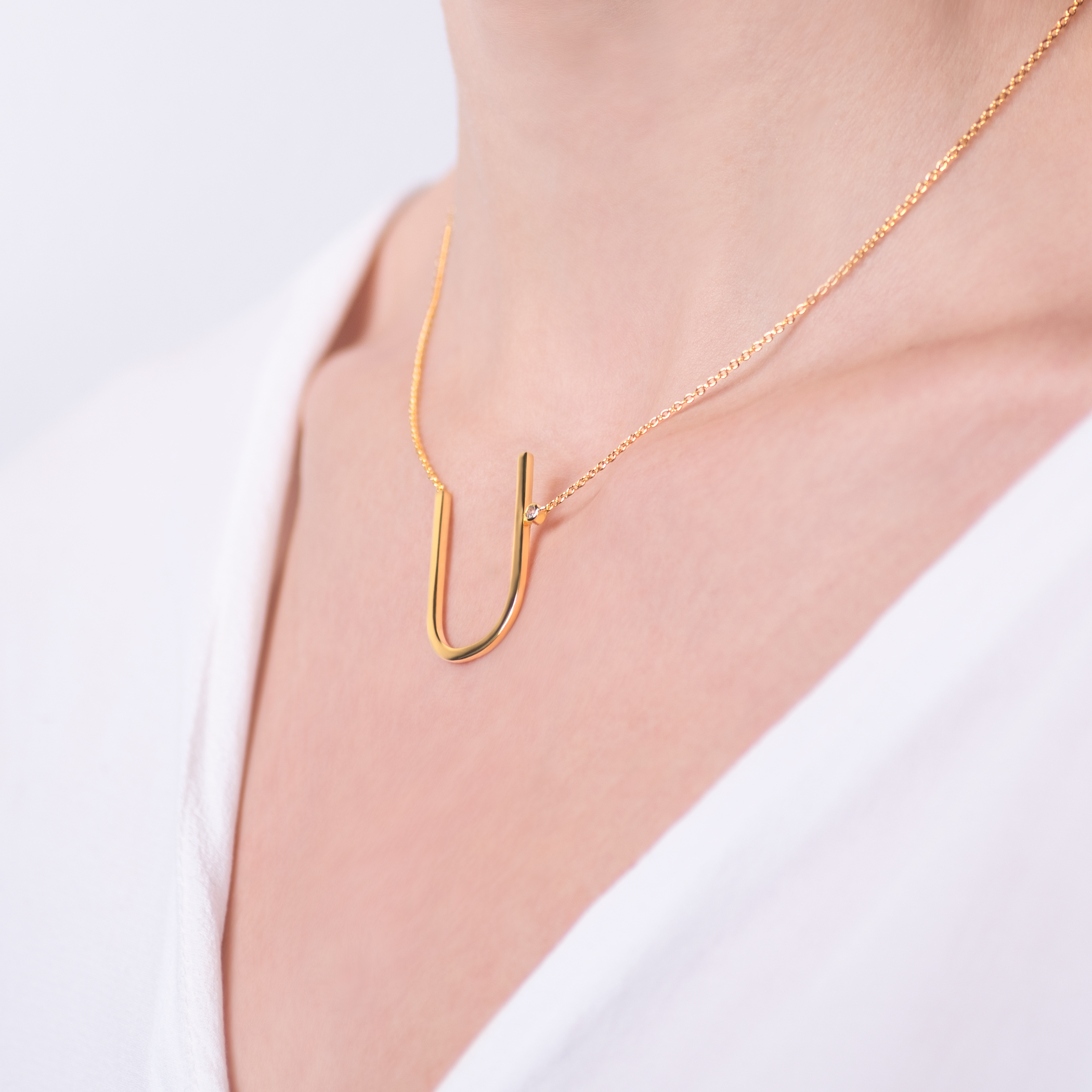 Halskette Kette mit Anhänger  Buchstabe U Savicki: Silber Vergoldet, Weißer Saphir - 5