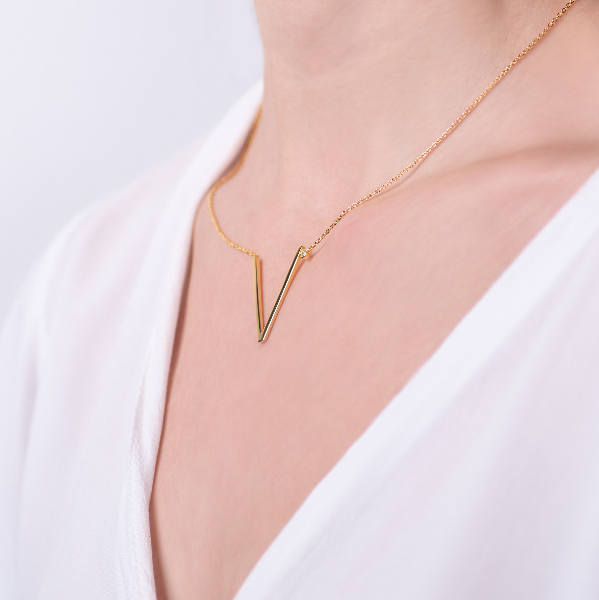 Naszyjnik litera V srebrny pozłacany z białym szafirem 0.05ct 45 cm - 5