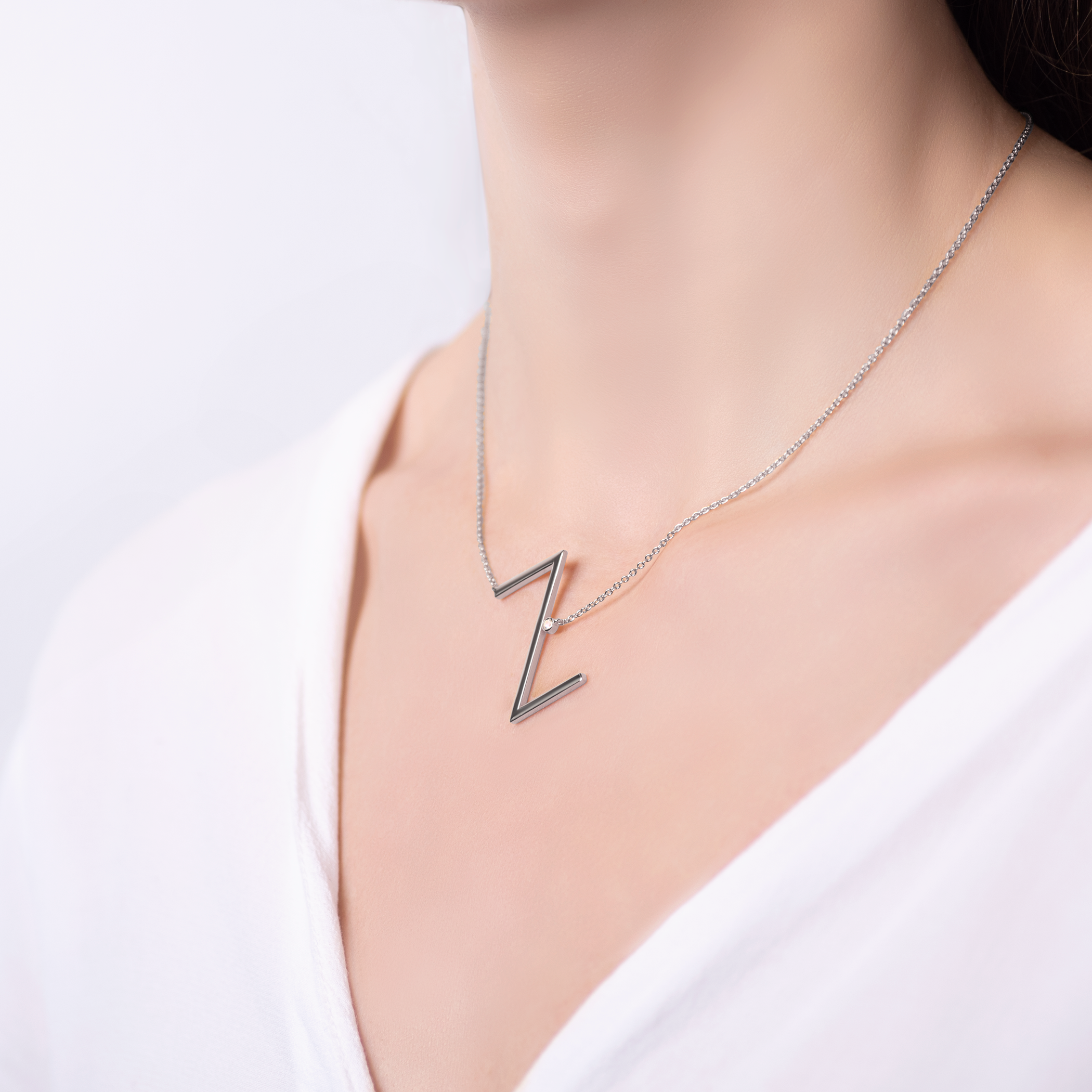 Naszyjnik celebrytka litera Z Savicki: srebrny, biały szafir