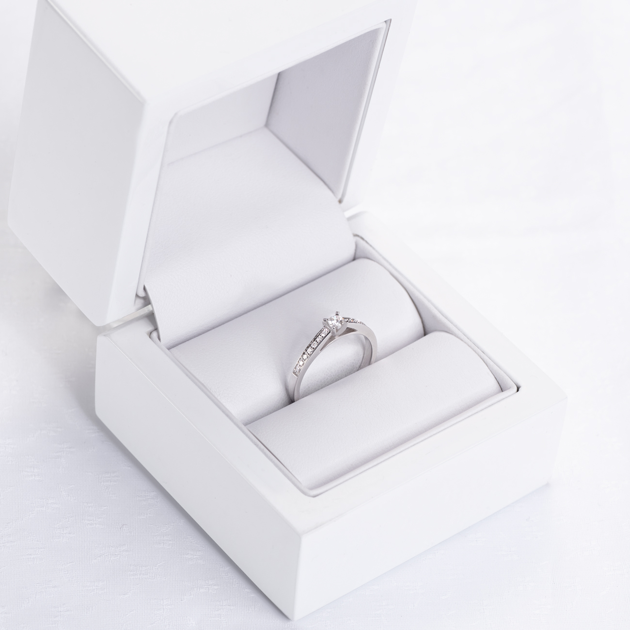 Pierścionek zaręczynowy SAVICKI: białe złoto, diamenty